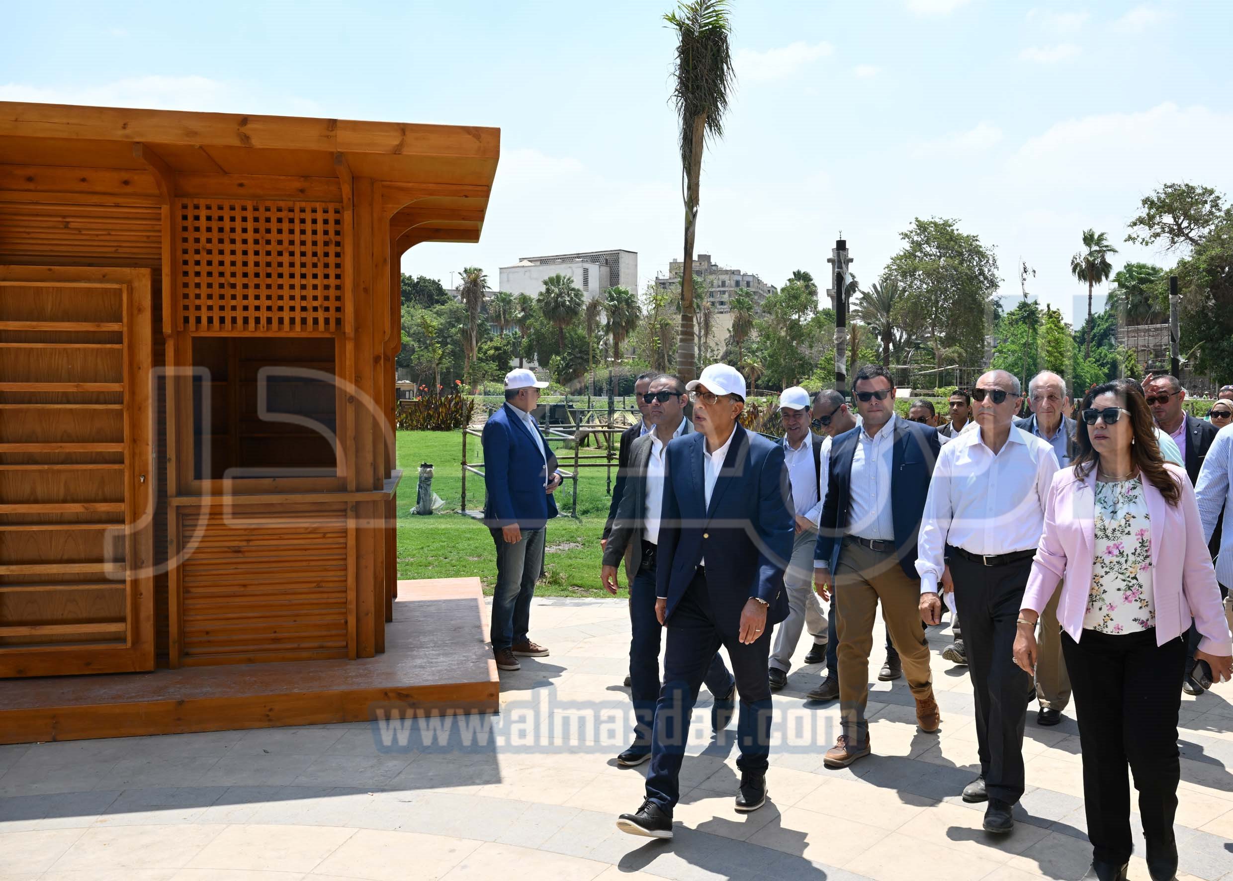 رئيس الوزراء يتفقد مشروع إعادة إحياء حديقة الأزبكية التراثية