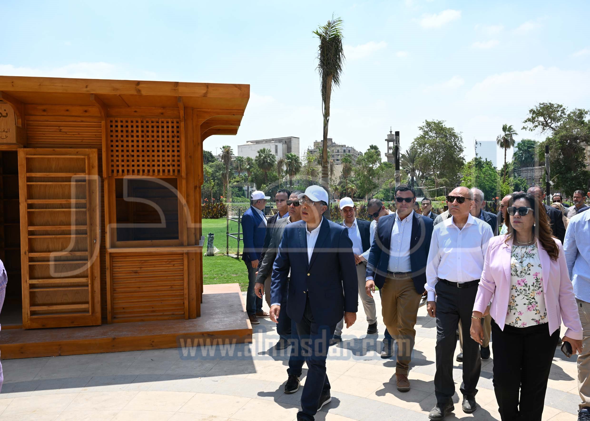 رئيس الوزراء يتفقد مشروع إعادة إحياء حديقة الأزبكية التراثية