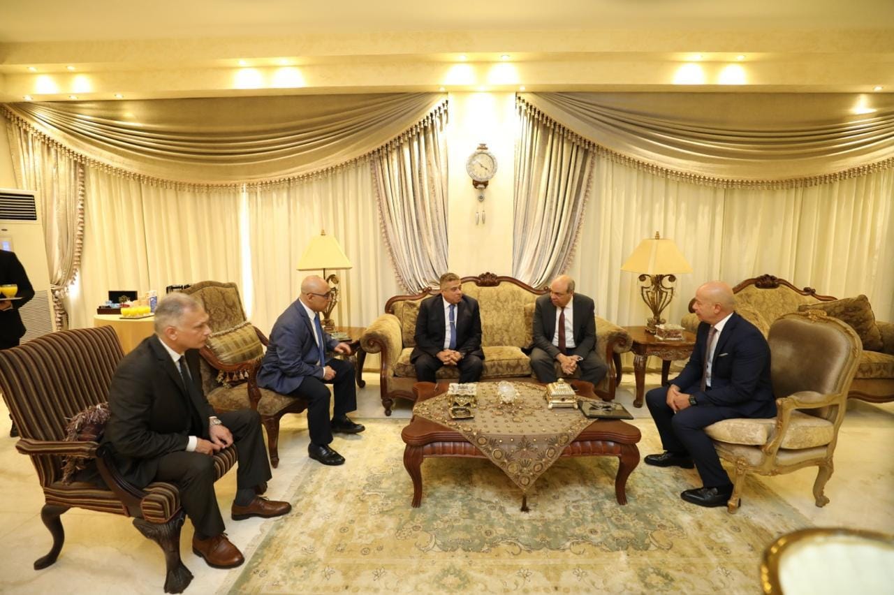 وزير الطيران المدني يتفقد مبنى الخدمات الجوية