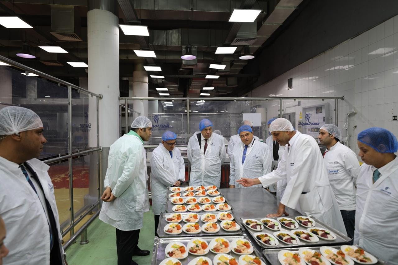 وزير الطيران المدني يتفقد مبنى الخدمات الجوية