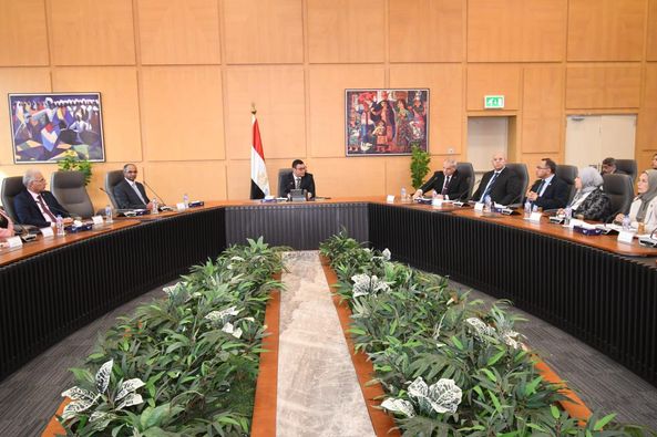 وزير الإسكان يتابع مشروعات الهيئة العامة لتعاونيات البناء والاسكان