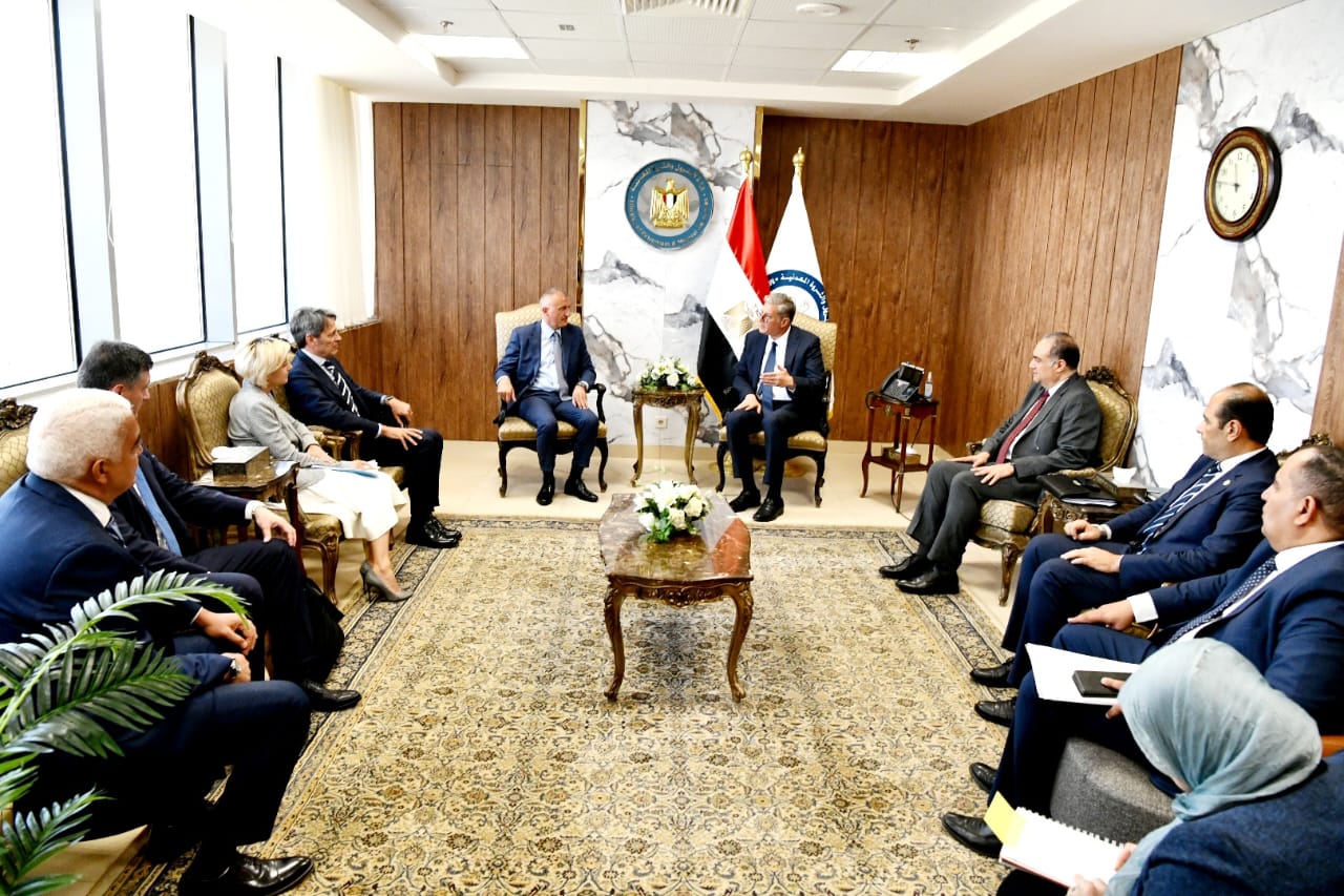 وزير البترول يستقبل وفد من المسئولين بشركة إينى الإيطالية