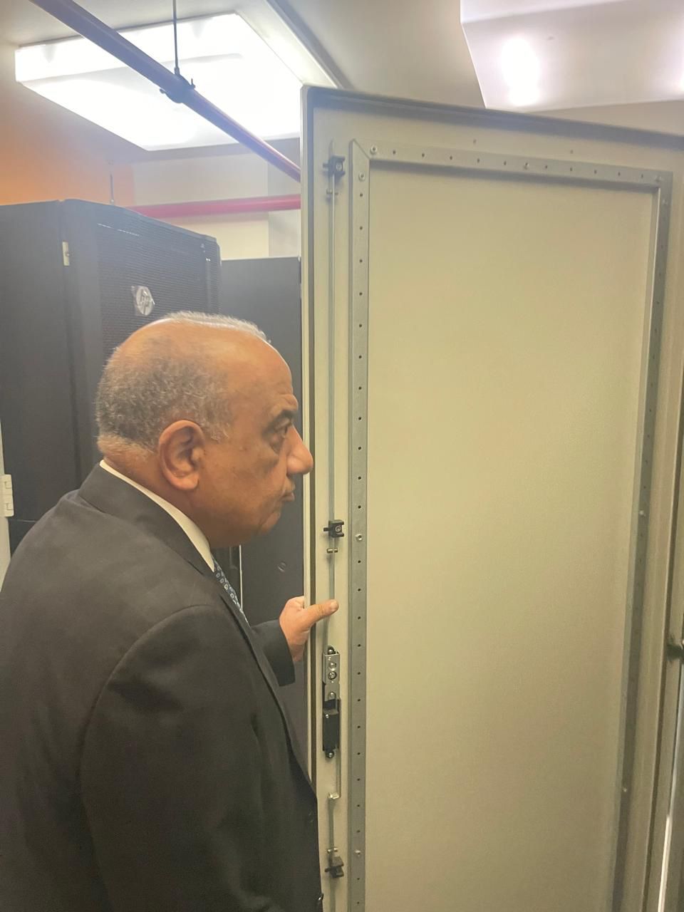 وزير الكهرباء يتفقد المركز القومى للتحكم التبادلي بالعباسية