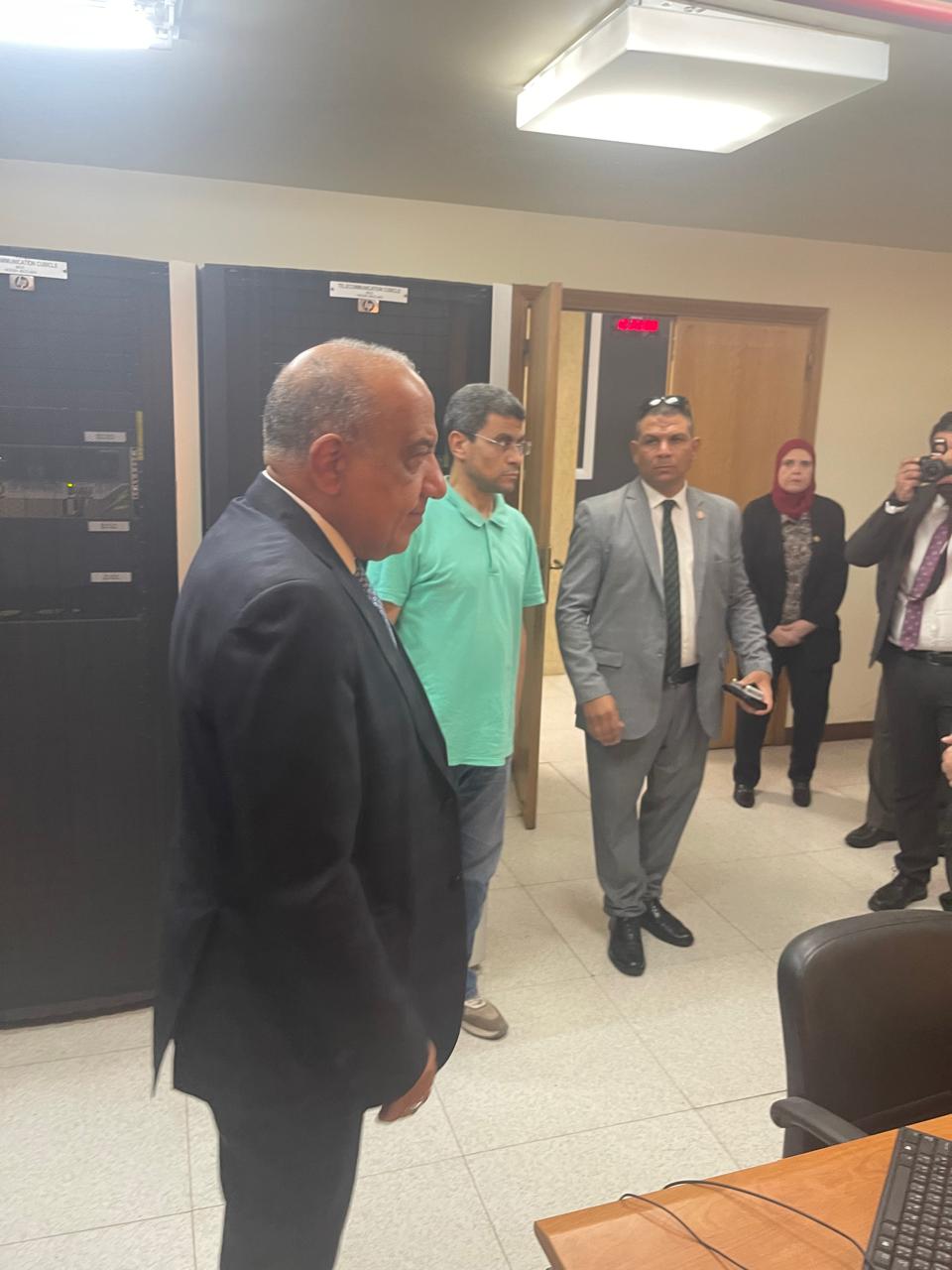 وزير الكهرباء يتفقد المركز القومى للتحكم التبادلي بالعباسية