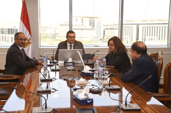 وزير الإسكان يتابع موقف تنفيذ الوحدات السكنية