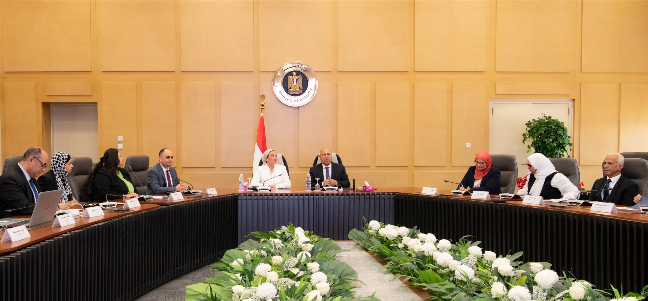 الوزير يعقد لقاءً موسعا مع وزيرة البيئة