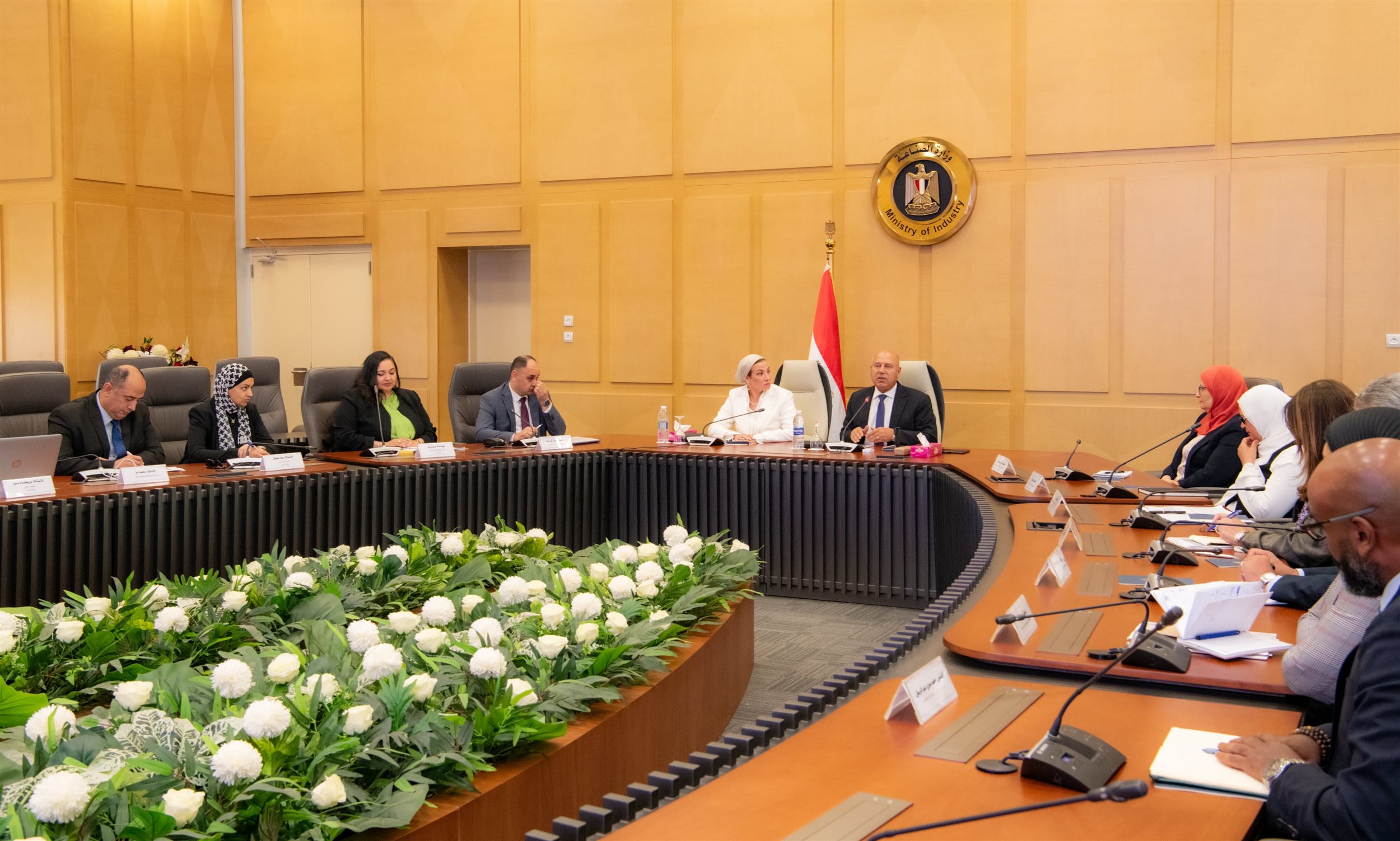 الوزير يعقد لقاءً موسعا مع وزيرة البيئة