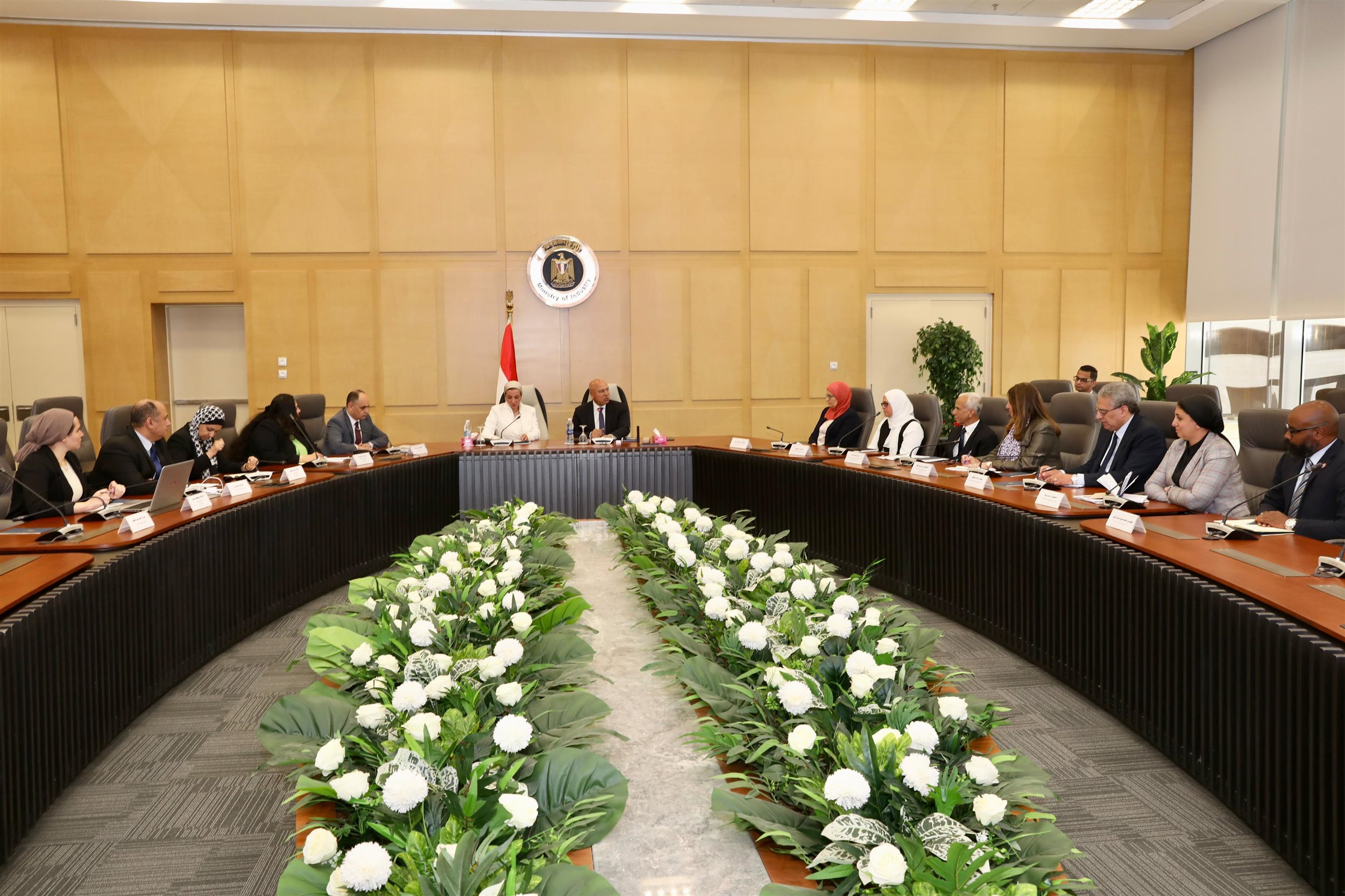الوزير يعقد لقاءً موسعا مع وزيرة البيئة