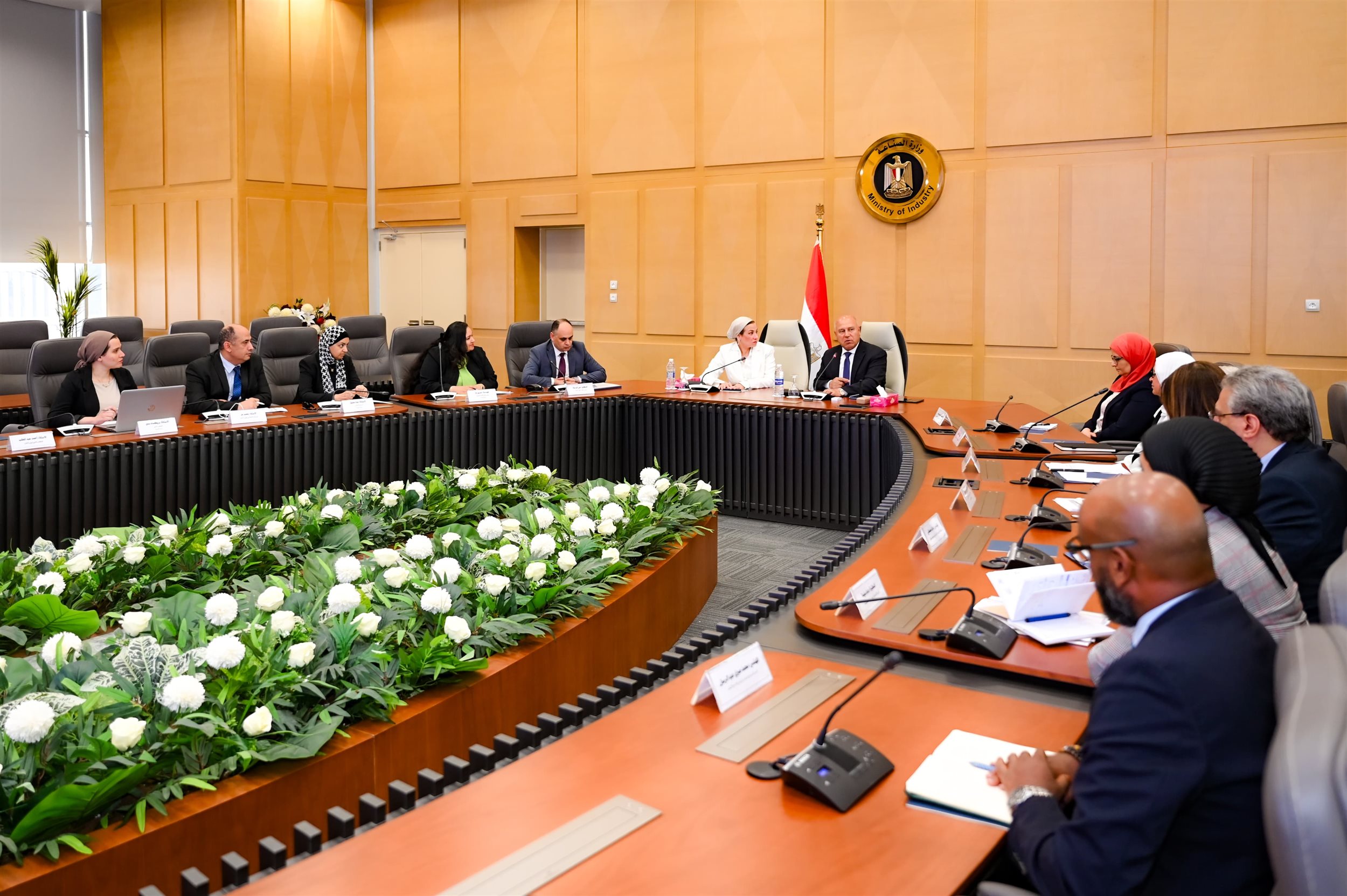 الوزير يعقد لقاءً موسعا مع وزيرة البيئة