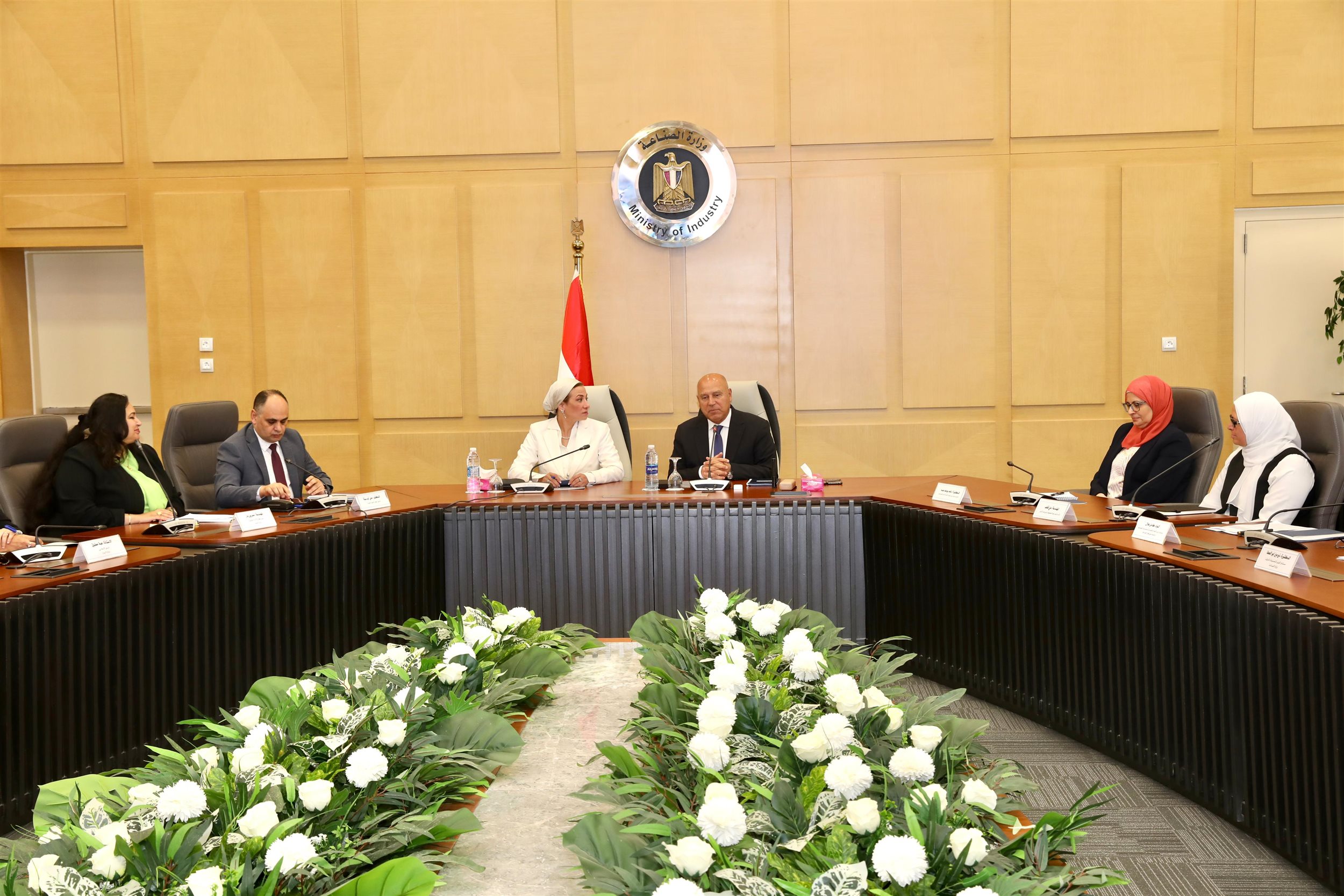 الوزير يعقد لقاءً موسعا مع وزيرة البيئة