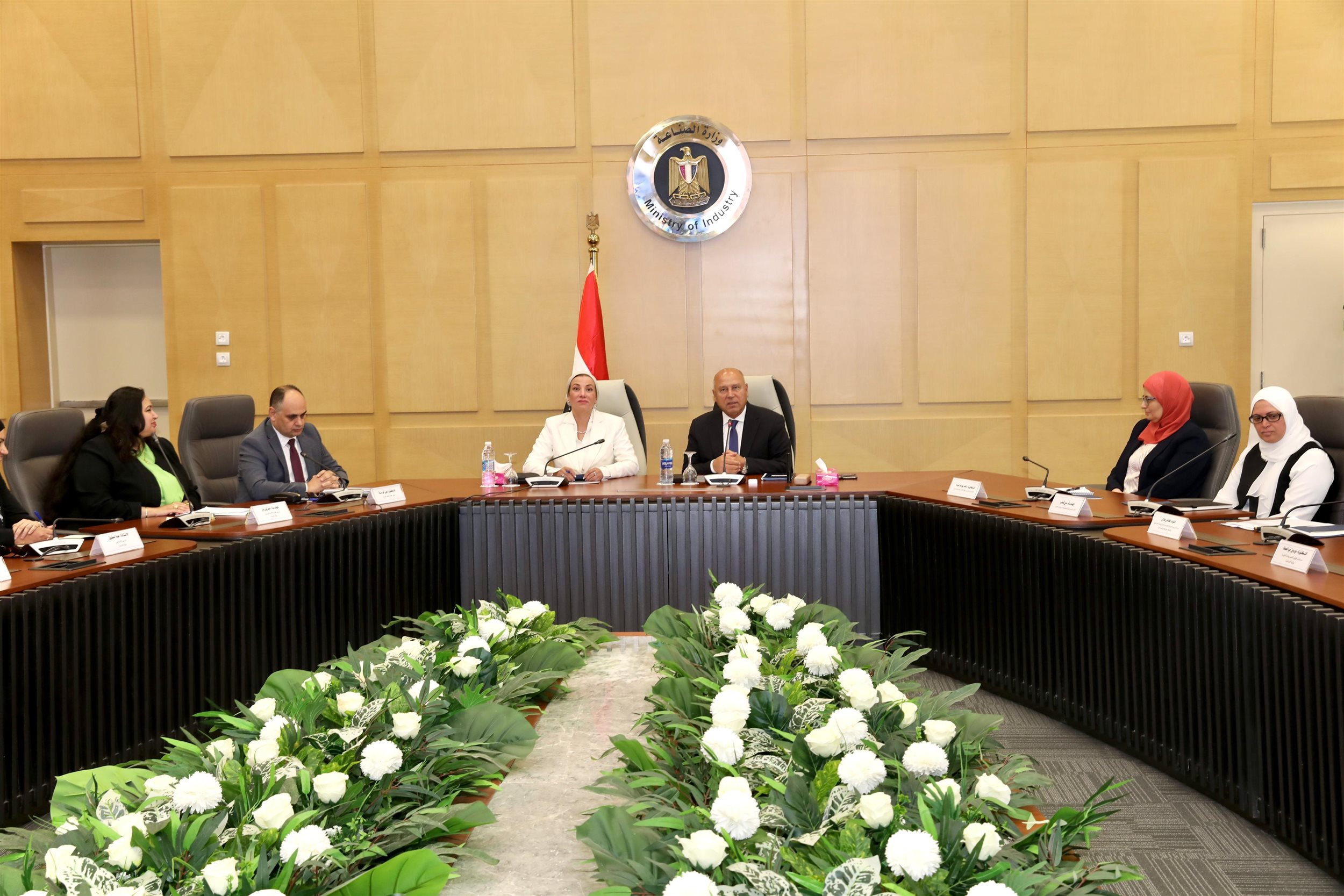 الوزير يعقد لقاءً موسعا مع وزيرة البيئة