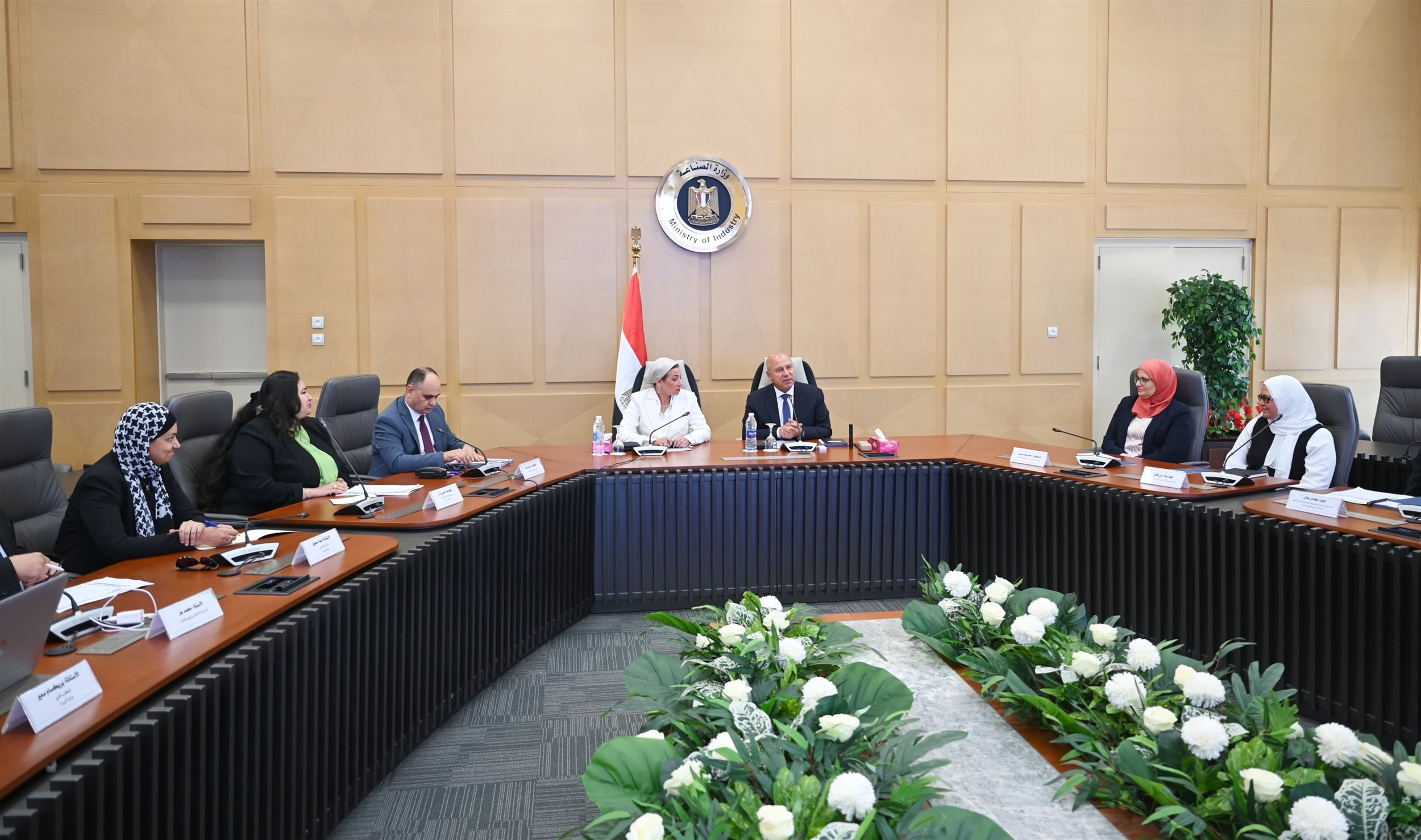 الوزير يعقد لقاءً موسعا مع وزيرة البيئة