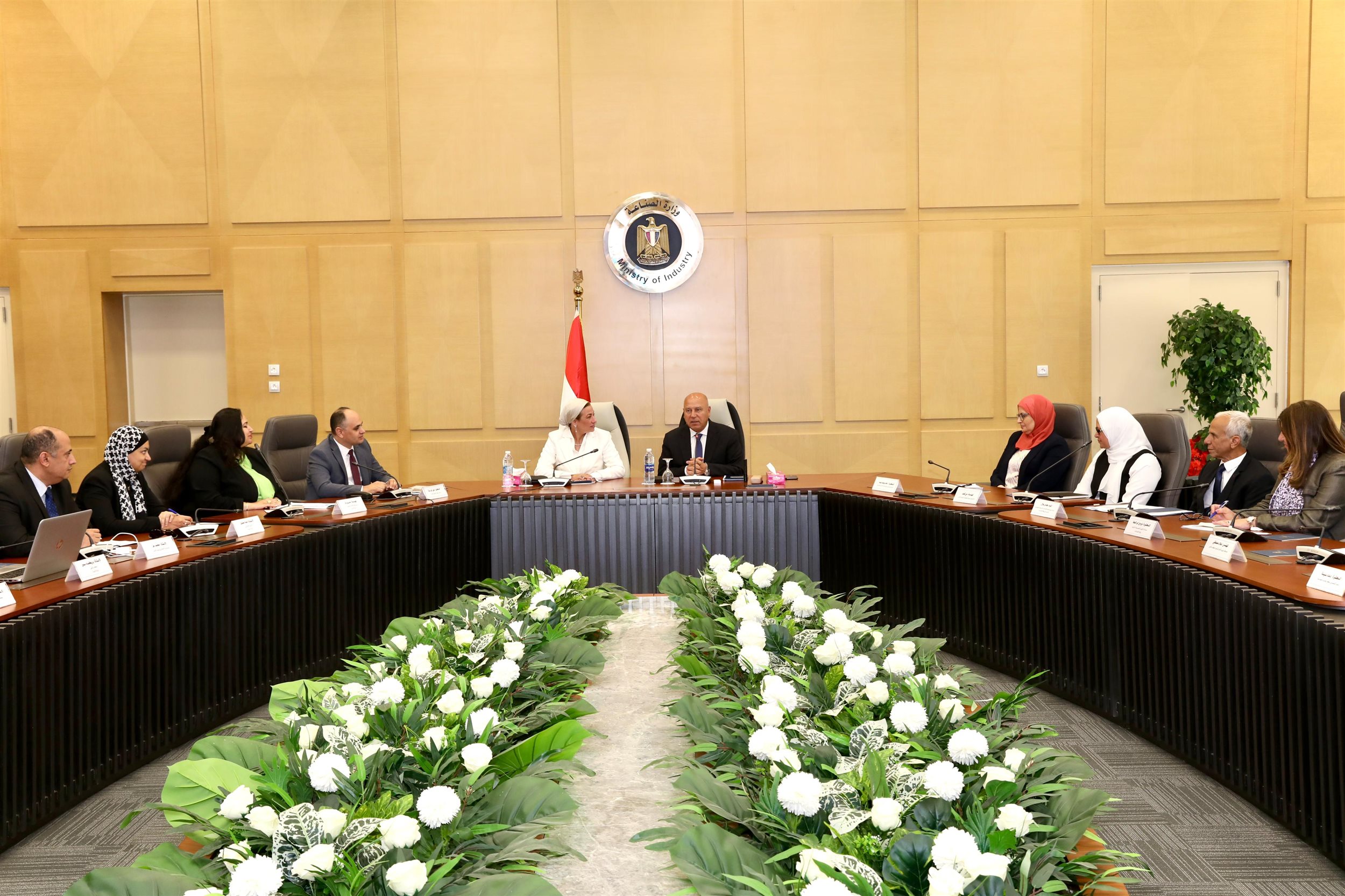 الوزير يعقد لقاءً موسعا مع وزيرة البيئة