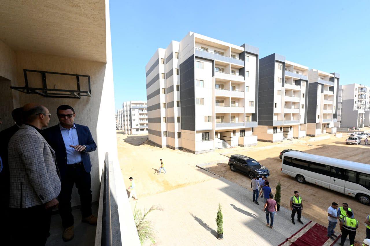 وزير الإسكان يتفقد وحدات المبادرة الرئاسية سكن لكل المصريين