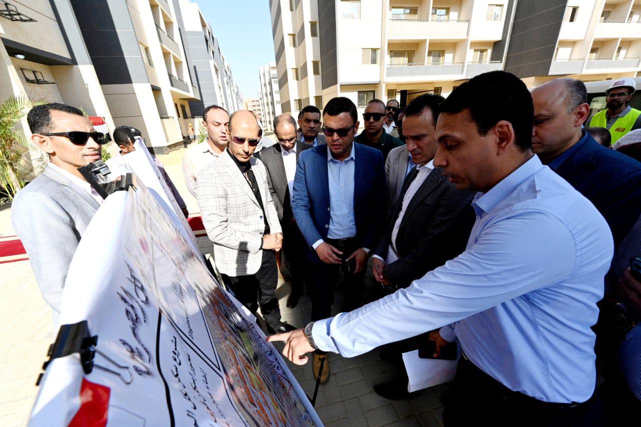 وزير الإسكان يتفقد وحدات المبادرة الرئاسية سكن لكل المصريين
