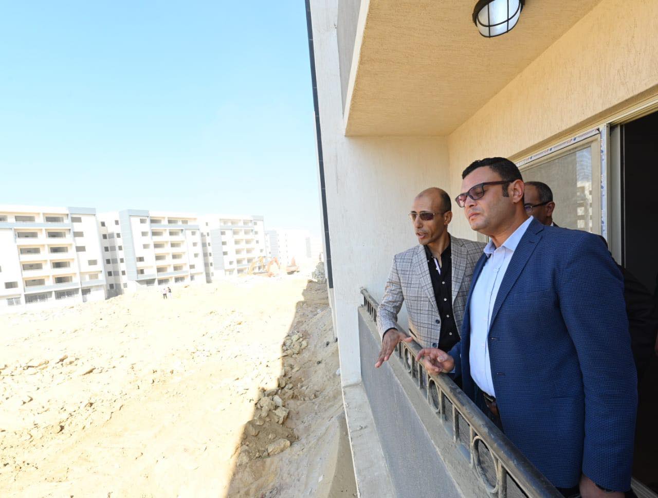 وزير الإسكان يتفقد وحدات المبادرة الرئاسية سكن لكل المصريين