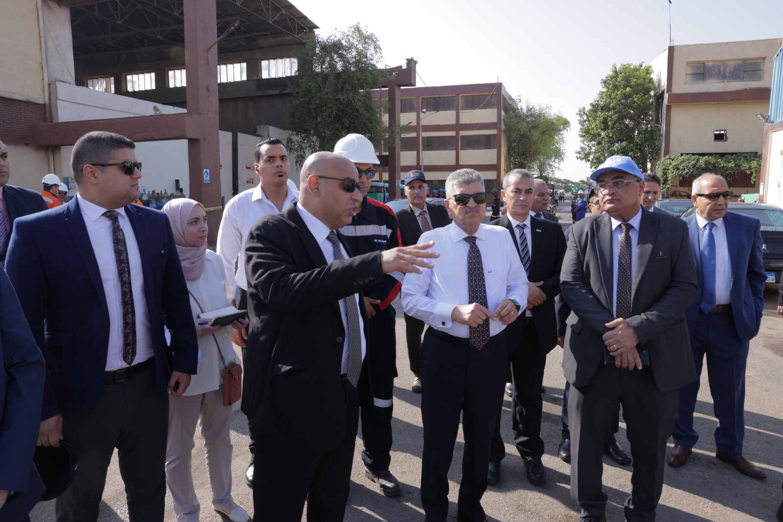 الفريق أسامة ربيع يتفقد شركة ترسانة السويس البحرية