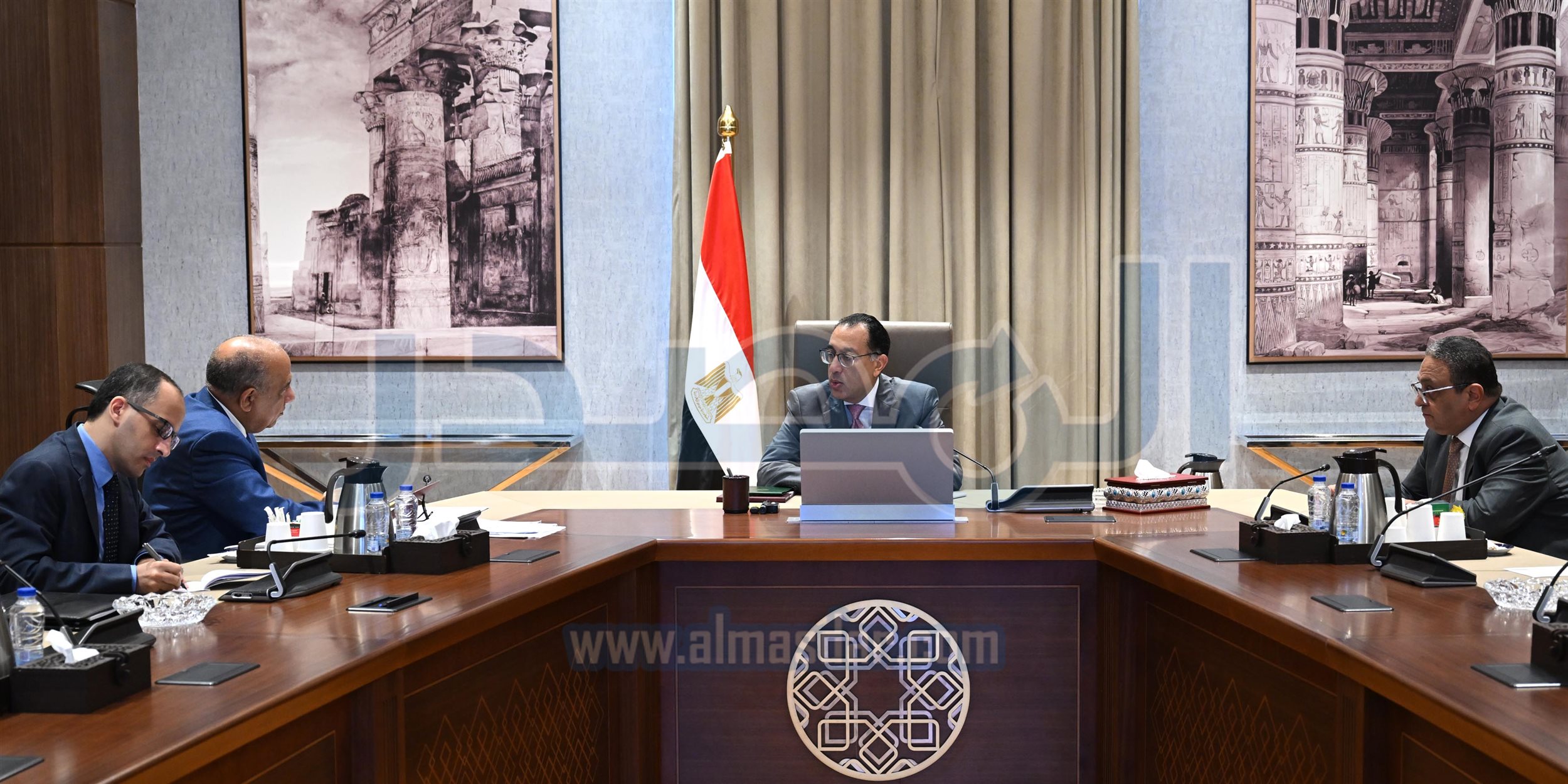 رئيس الوزراء في اجتماع مع وزير الكهرباء