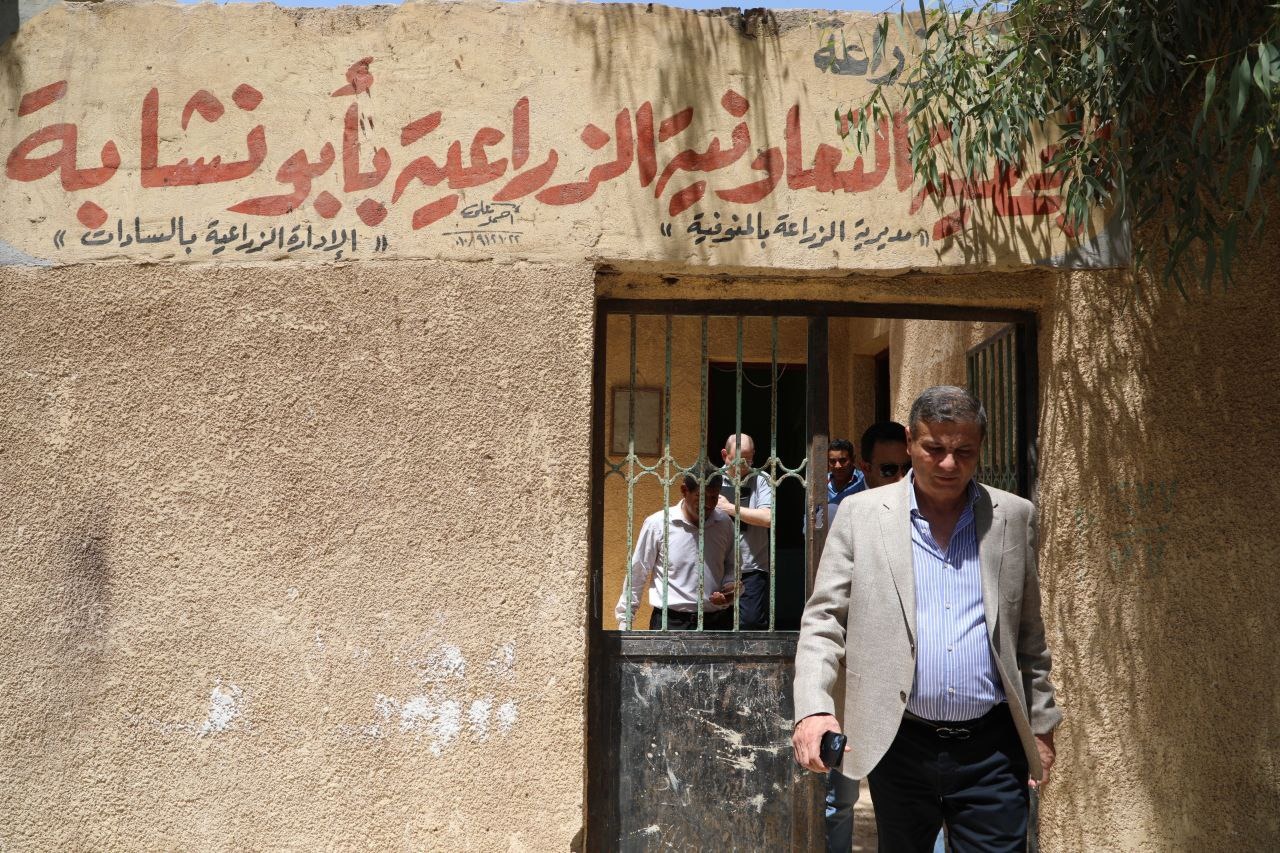 وزير الزراعة يفاجئ الجمعيات الزراعية لمتابعة توافر الاسمدة