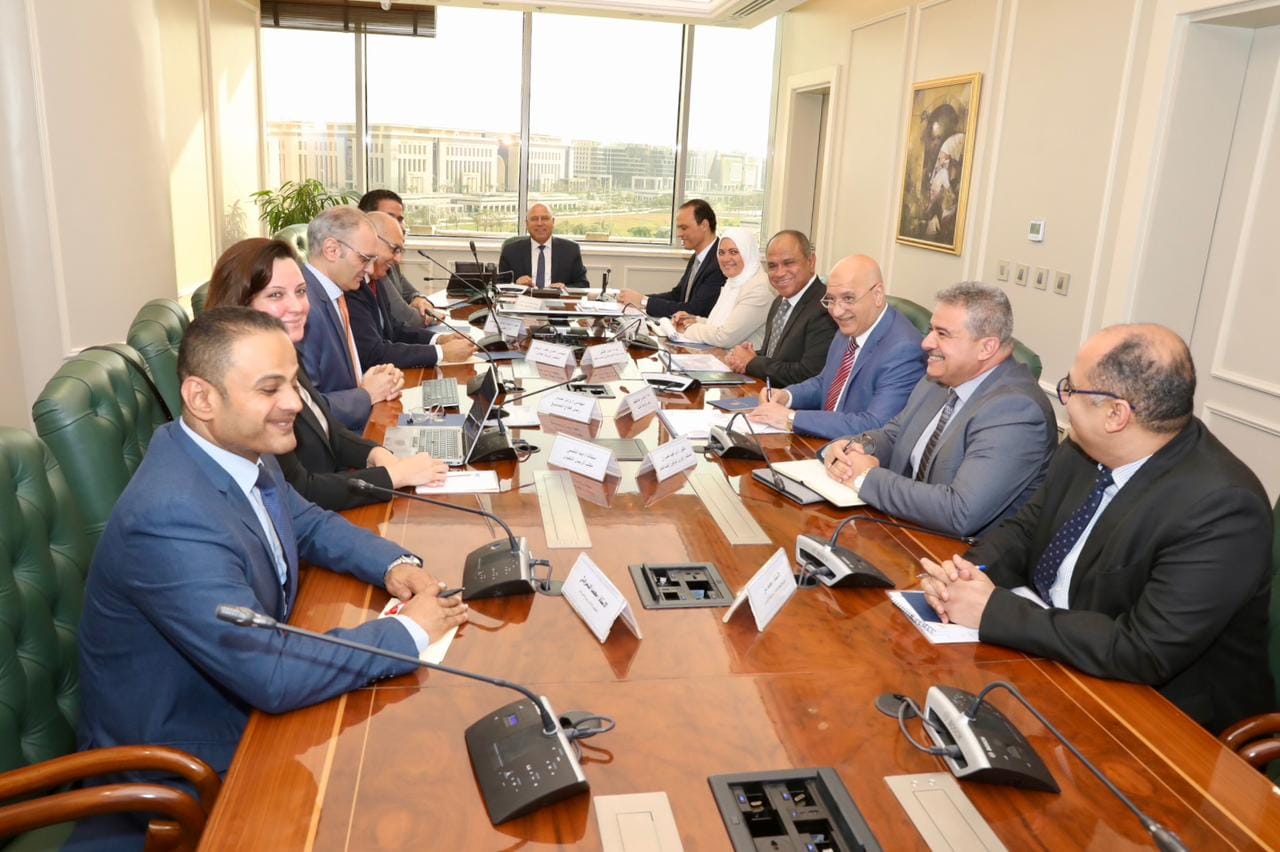 الوزير يعقد اجتماع مع مجموعة المنصور للسيارات