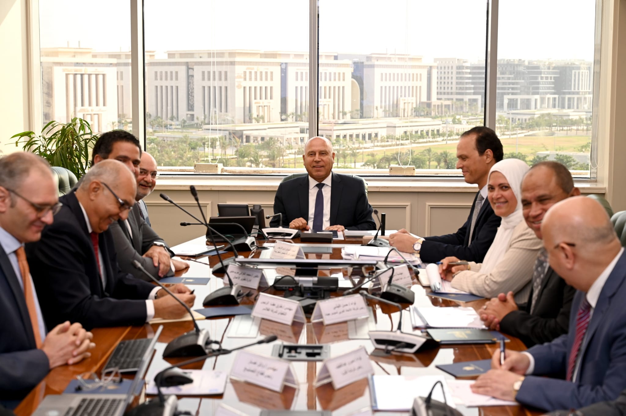 الوزير يعقد اجتماع مع مجموعة المنصور للسيارات