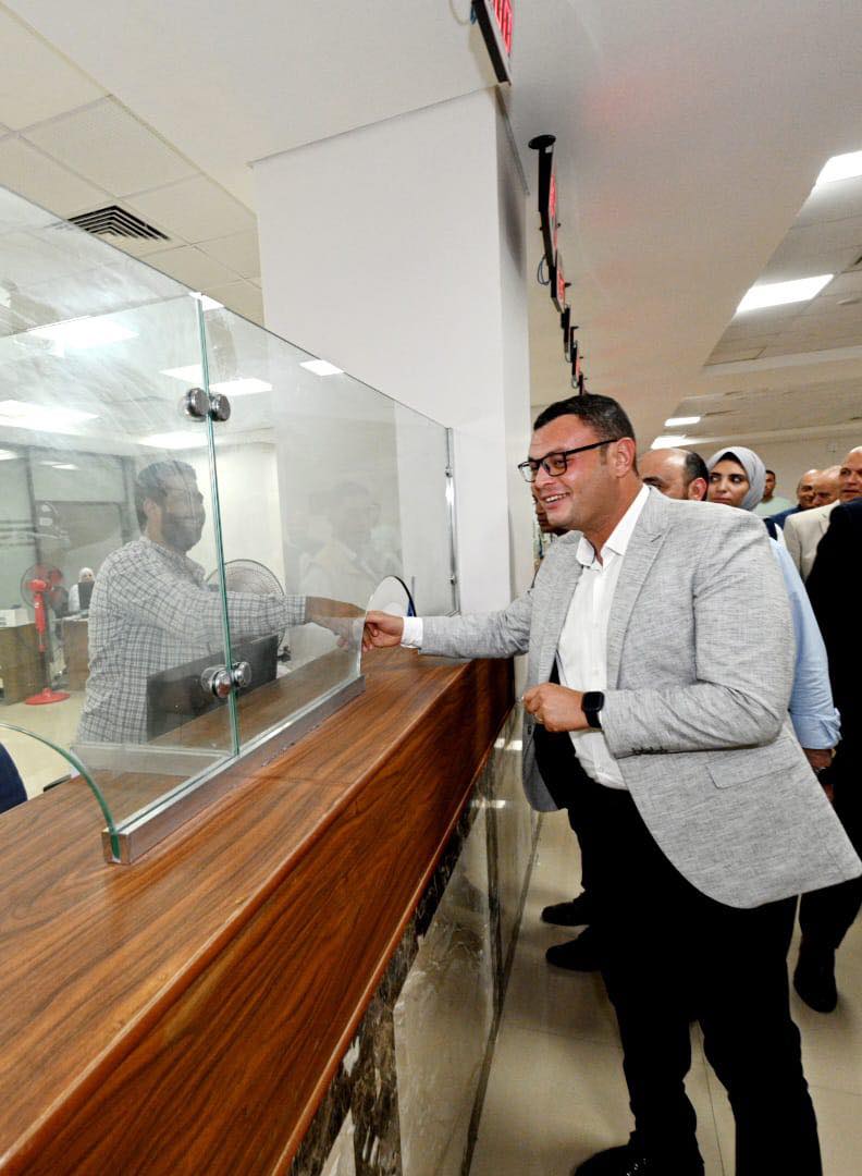 وزير الإسكان يفتتح المركز التكنولوجى لخدمة المواطنين