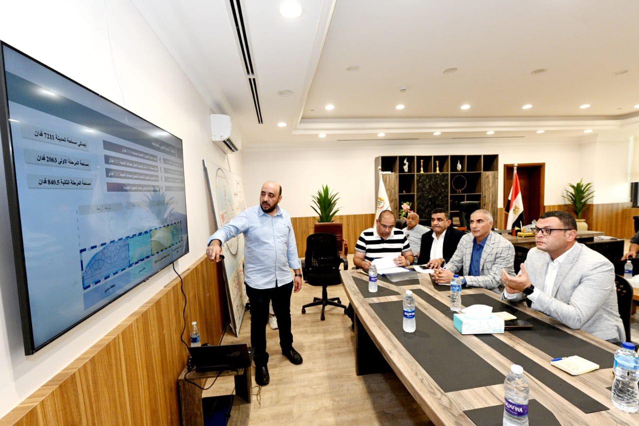 وزير الإسكان يفتتح المركز التكنولوجى لخدمة المواطنين