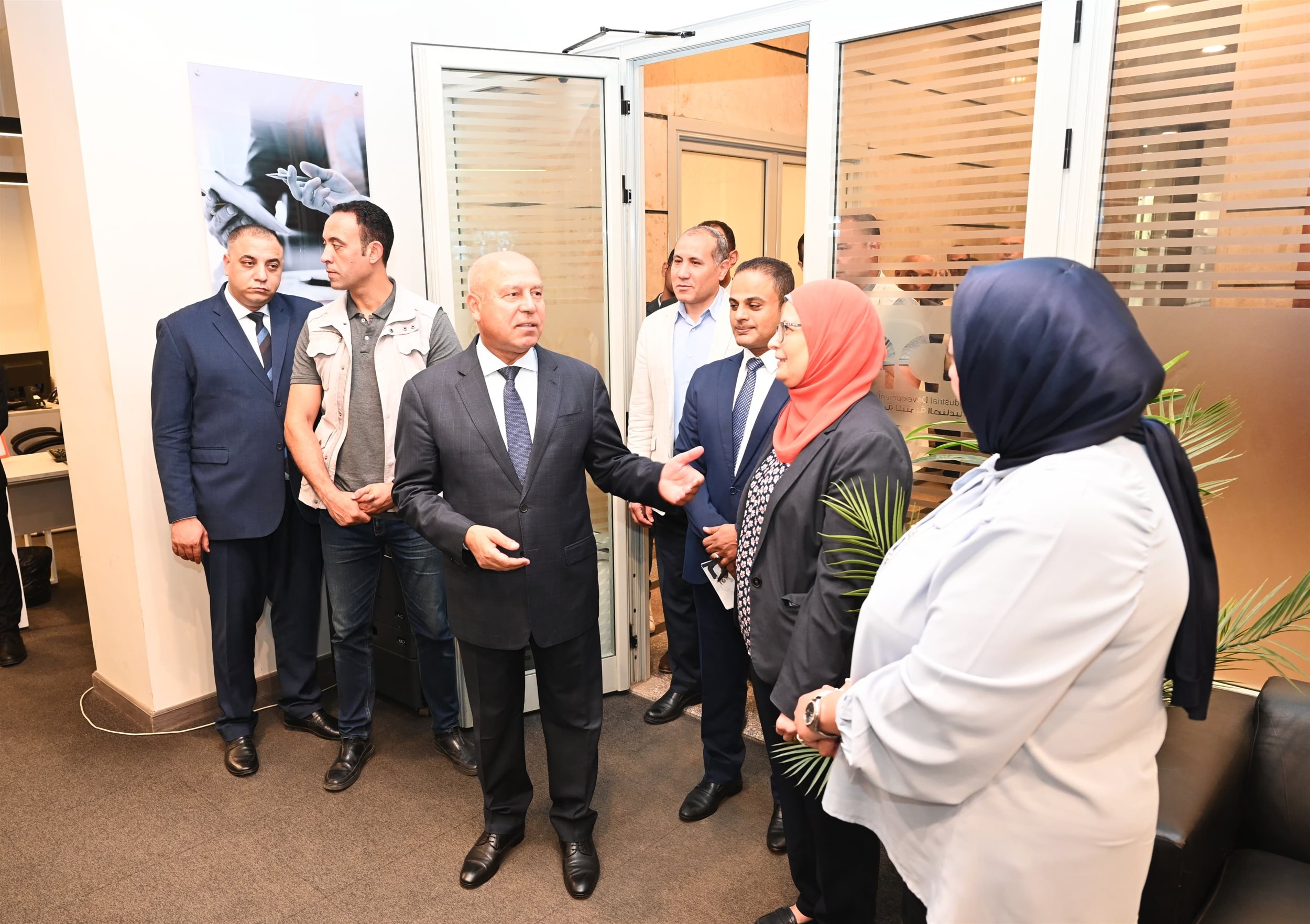 وزير الصناعة والنقل يتفقد الهيئة العامة للتنمية الصناعية