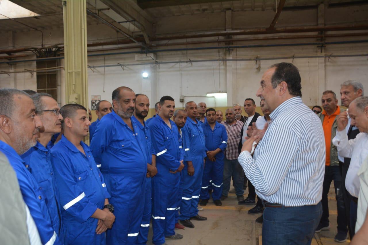 وزير قطاع الأعمال العام في جولة ميدانية بشركة النصر للسيارات