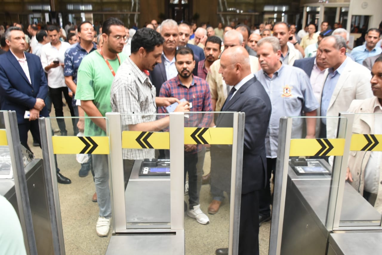الوزير في جولة مفاجئة بمحطة مصر برمسيس
