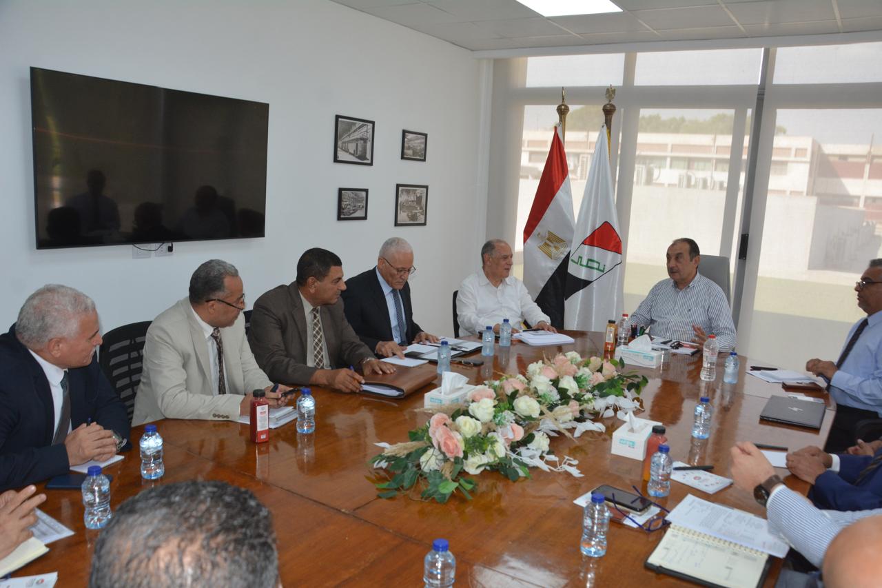 وزير قطاع الأعمال يجتمع بالأعضاء المنتدبين لشركات القابضة للصناعات المعدنية