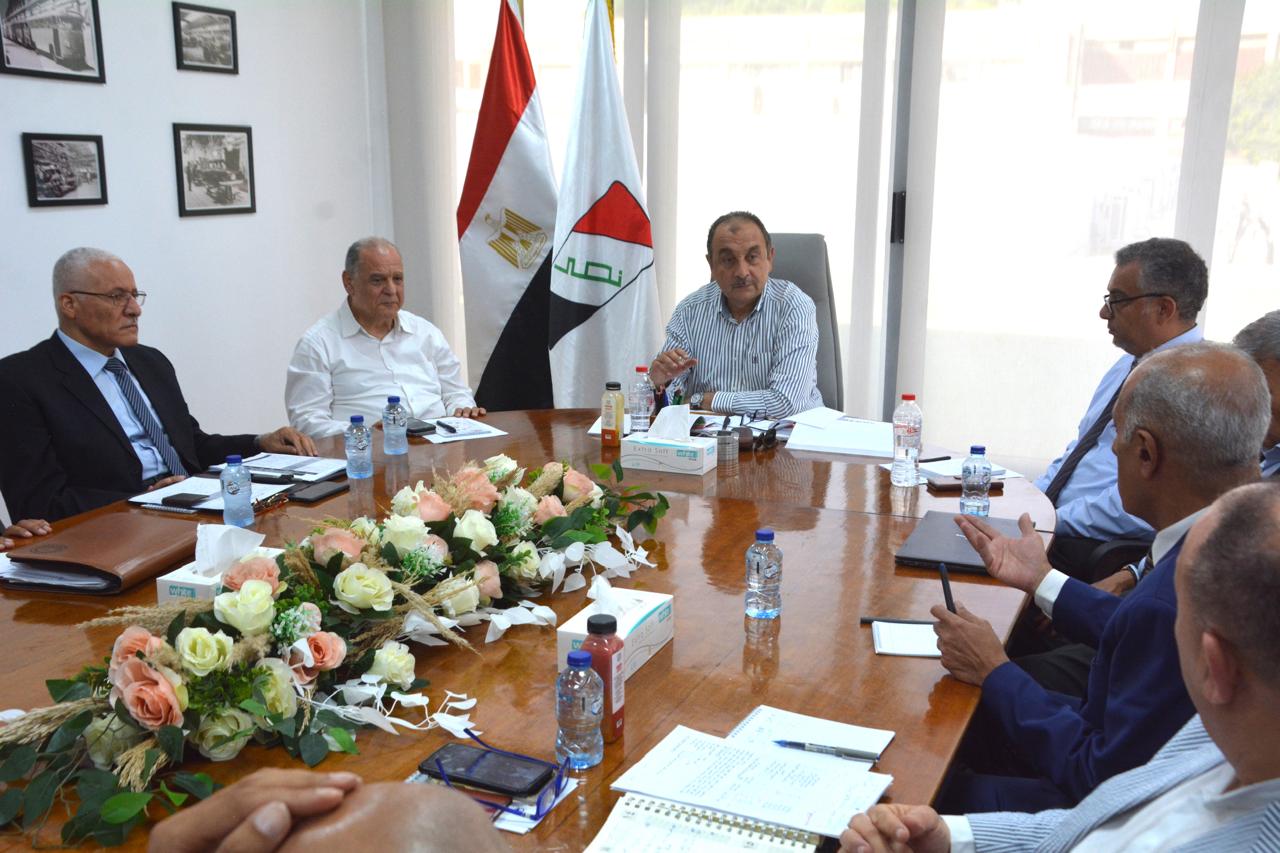 وزير قطاع الأعمال يجتمع بالأعضاء المنتدبين لشركات القابضة للصناعات المعدنية