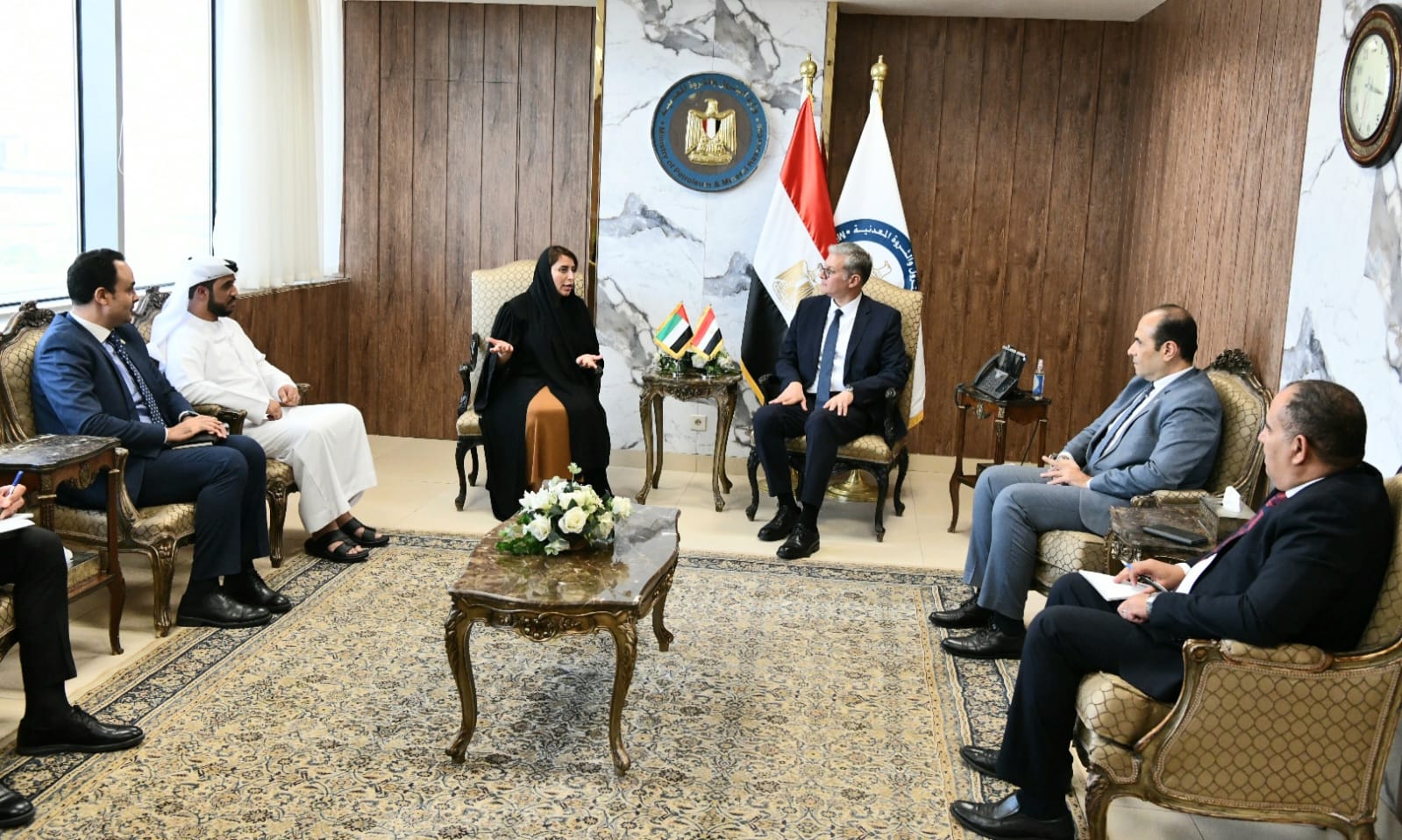 وزير البترول يستقبل مريم الكعبى سفيرة الإمارات