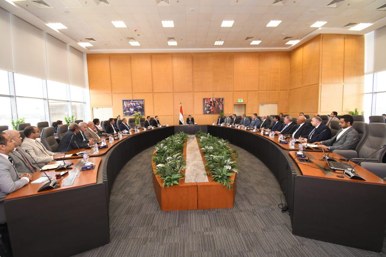 وزير الإسكان يلتقى مجموعة من المطورين العقاريين