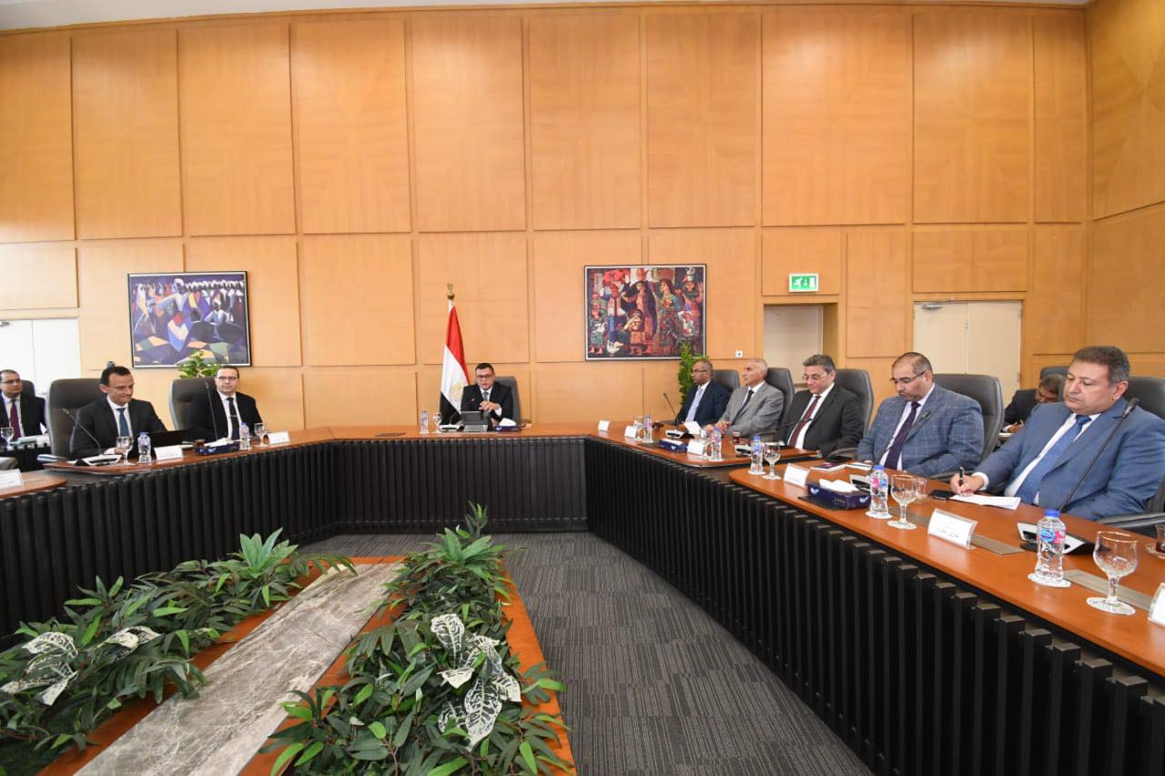 وزير الإسكان يلتقى مجموعة من المطورين العقاريين