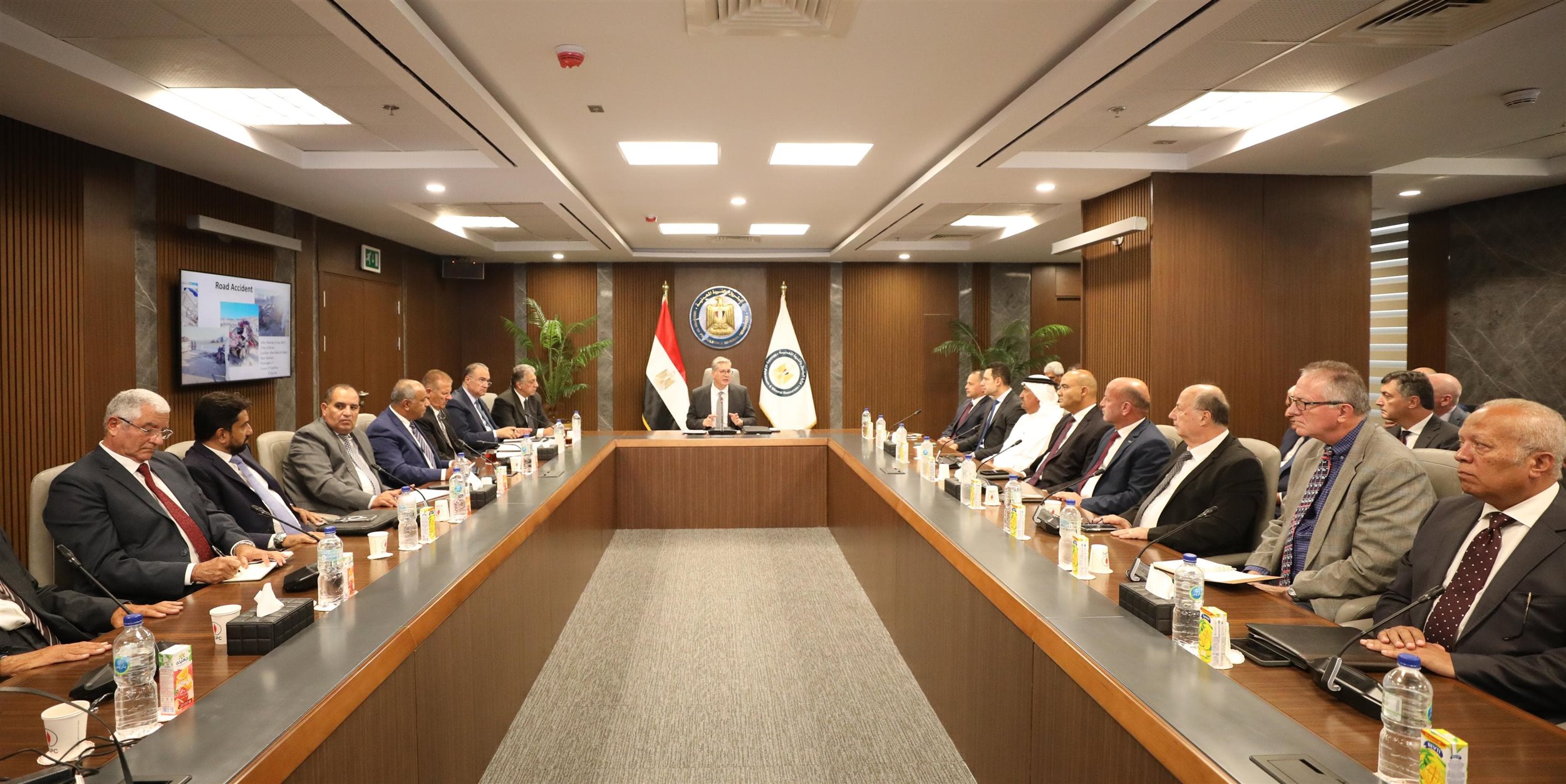 كريم بدوي في اجتماع مع رؤساء وممثلى شركات البترول