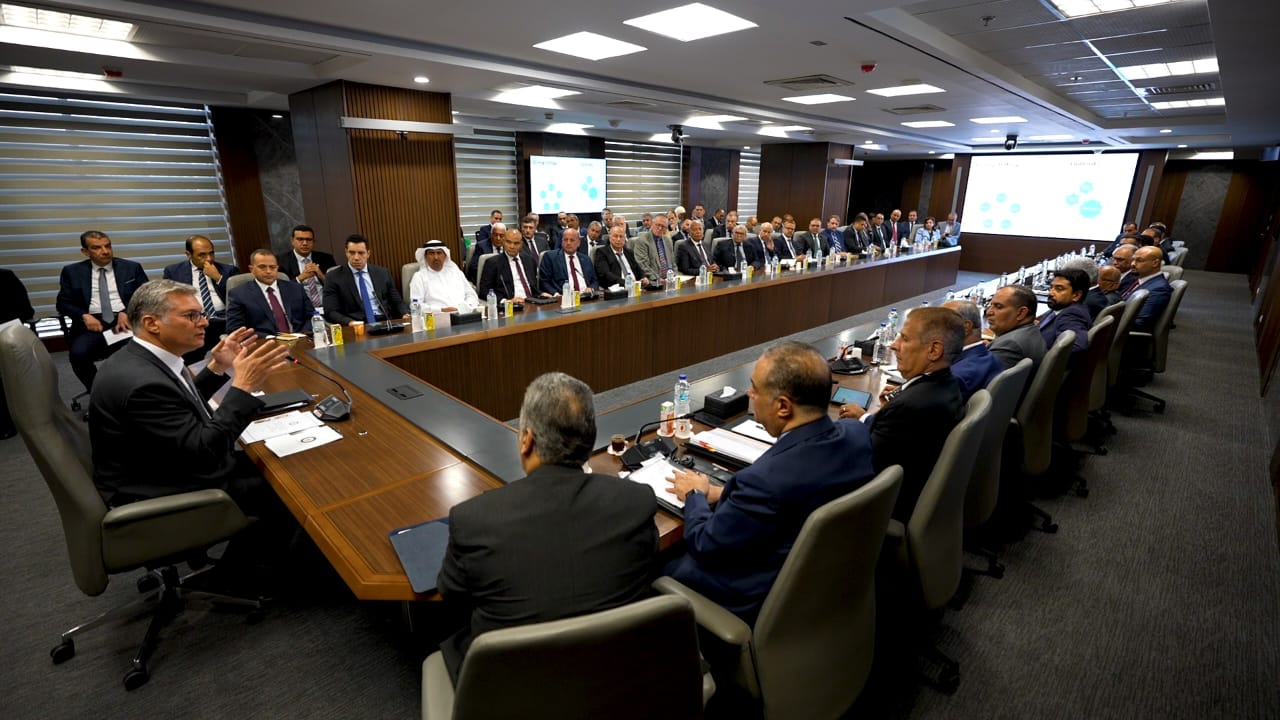 كريم بدوي في اجتماع مع رؤساء وممثلى شركات البترول