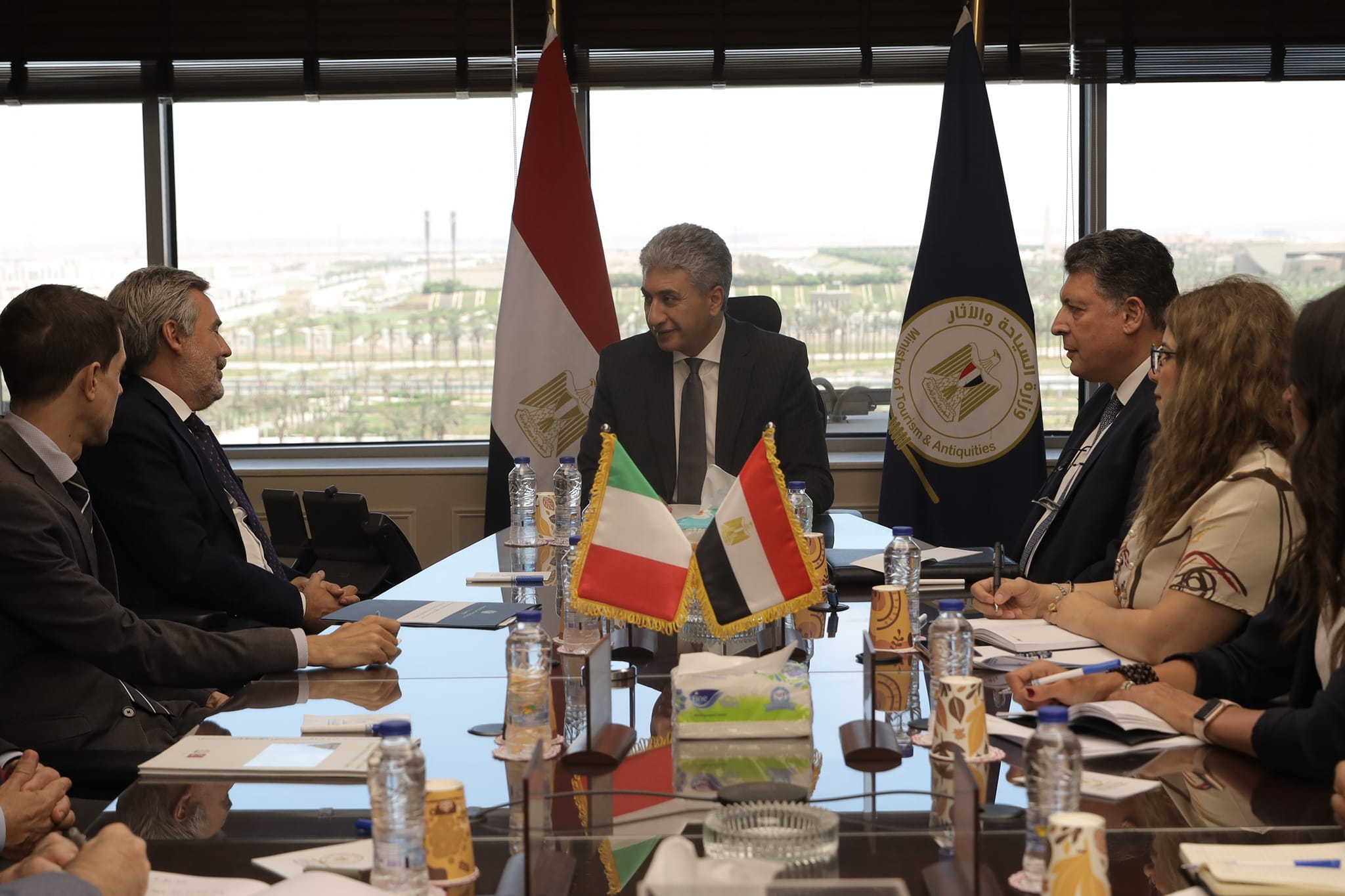 وزير السياحة والآثار يلتقي سفير إيطاليا بالقاهرة