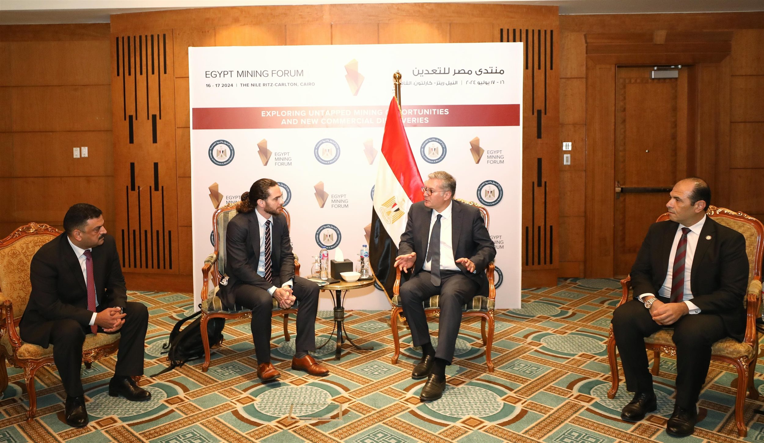 وزير البترول خلال اللقاء مع وود ماكنزي
