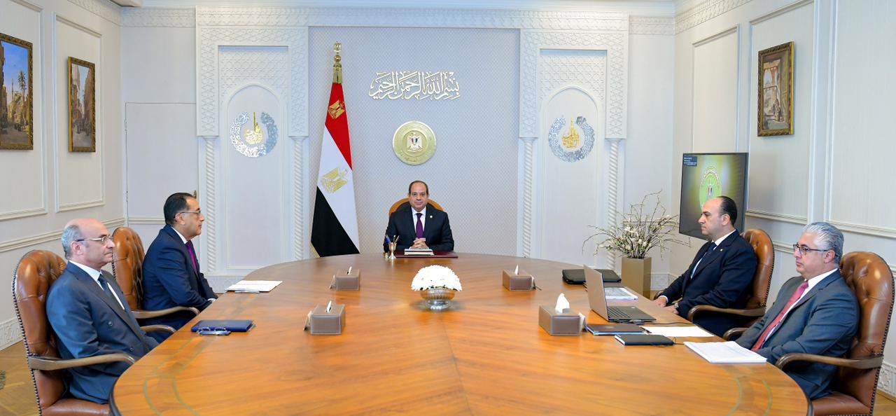 السيسي يطلع على جهود اقتصادية قناة السويس لجذب الاستثمارات