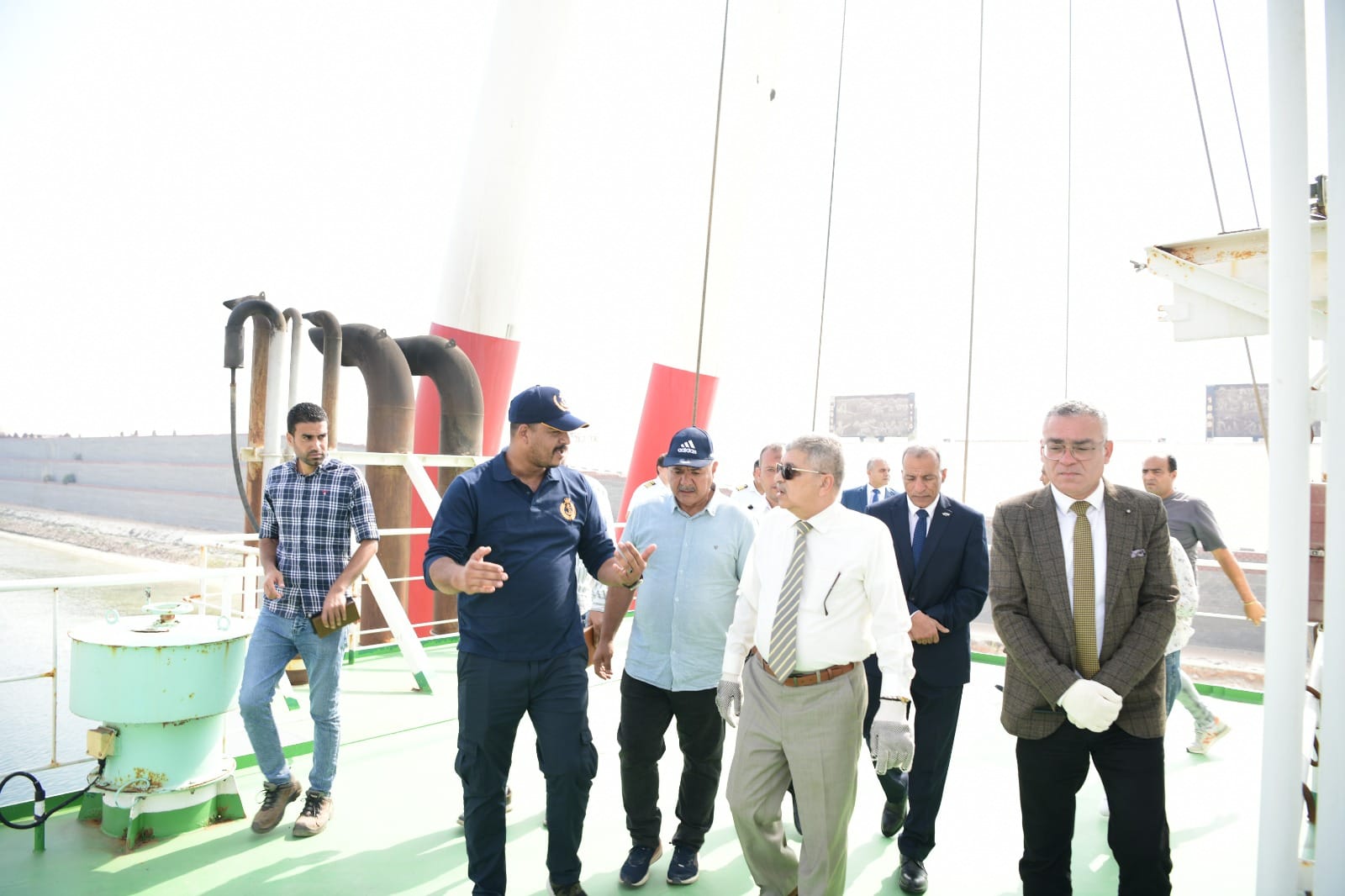الفريق أسامة ربيع يتفقد أحدث الروافع البحرية