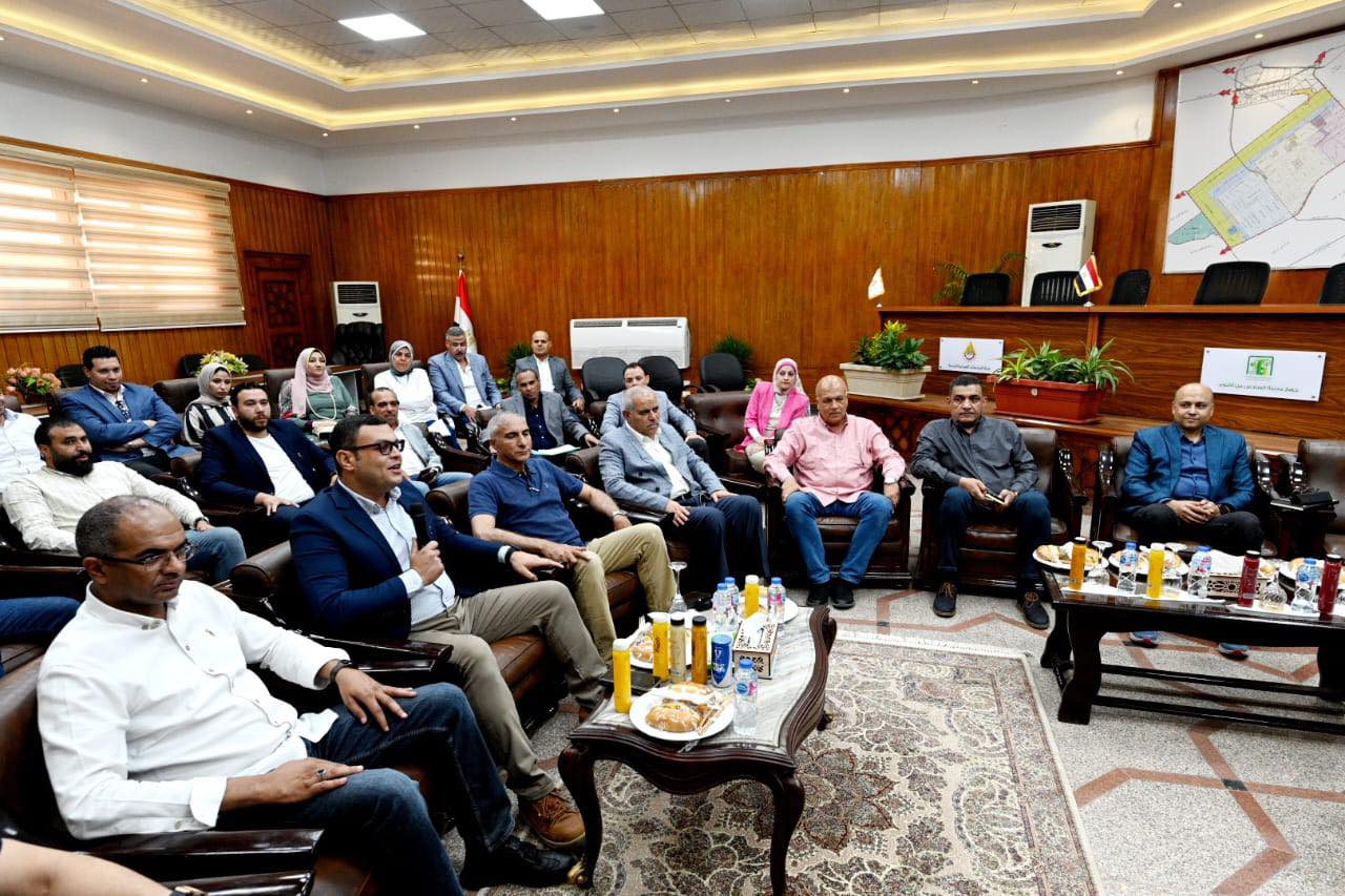 وزير الاسكان مع مسئولى أجهزة المدن الجديدة غرب القاهرة