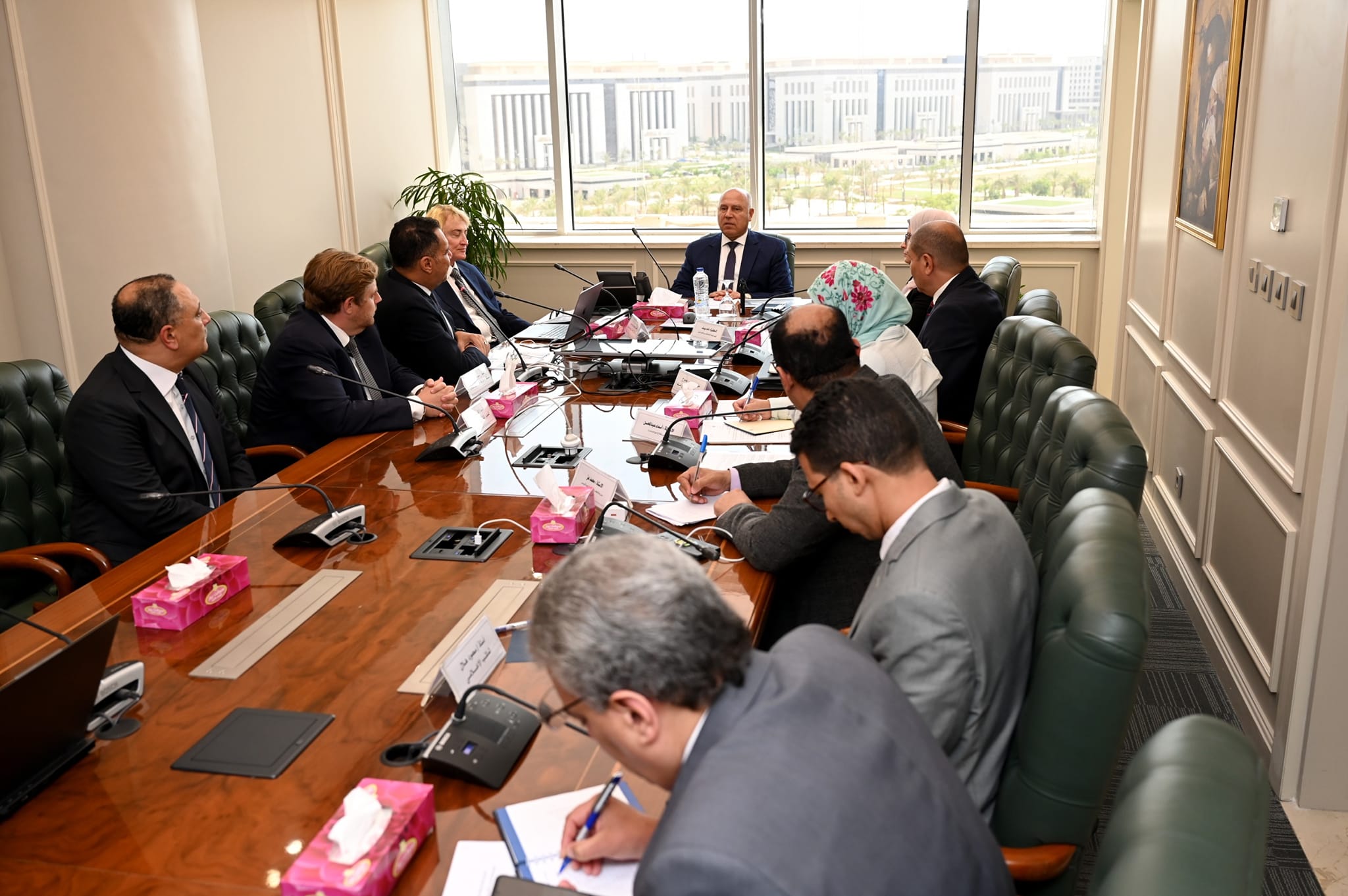 وزير الصناعة والنقل يلتقي وفد شركة ليونزبريدج