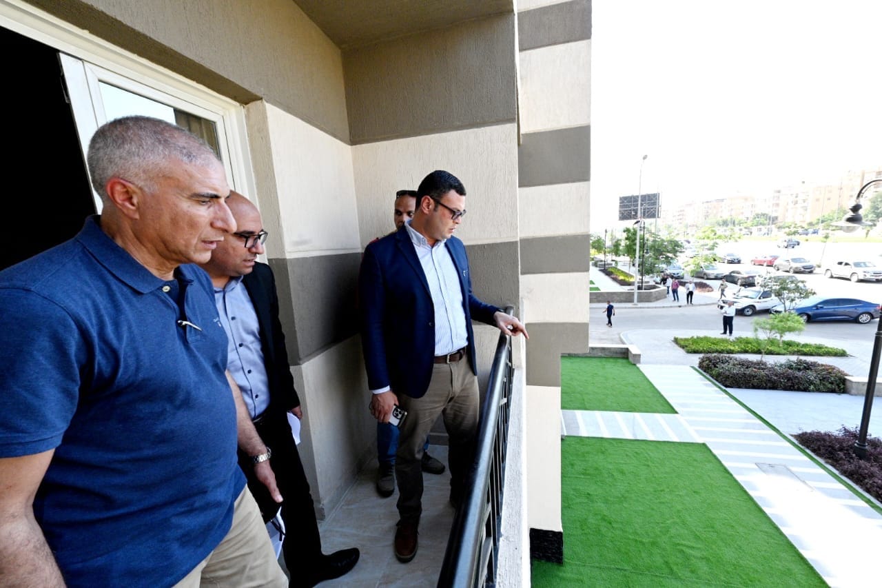 وزير الإسكان يتفقد الوحدات السكنية بمشروع فالي تاورز