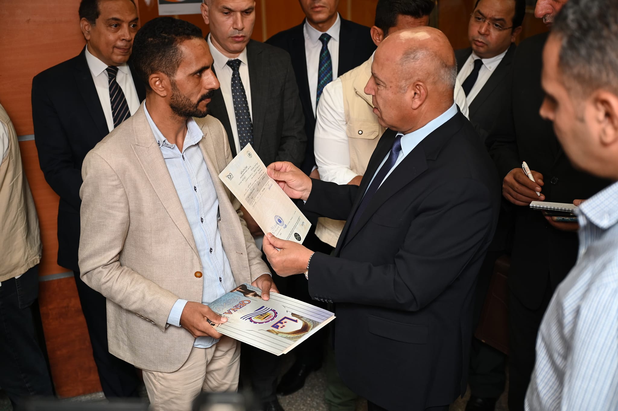 الوزير يشهد حصول عدد من المستثمرين على رخص التشغيل