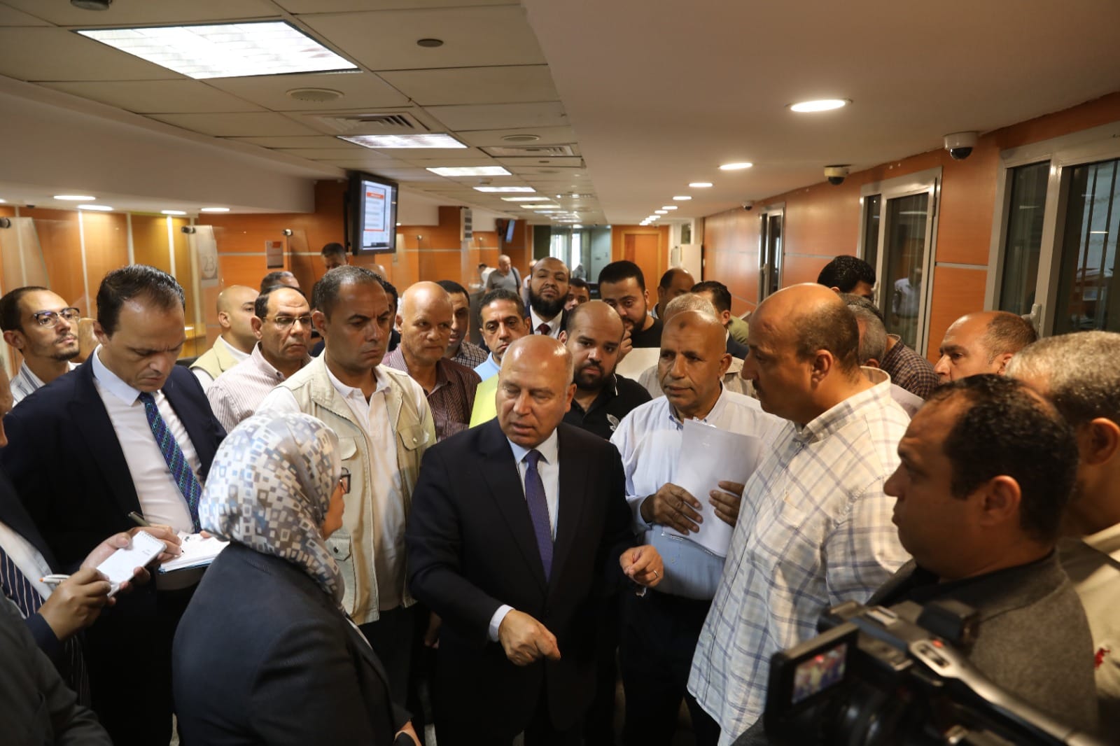 الوزير يشهد حصول عدد من المستثمرين على رخص التشغيل