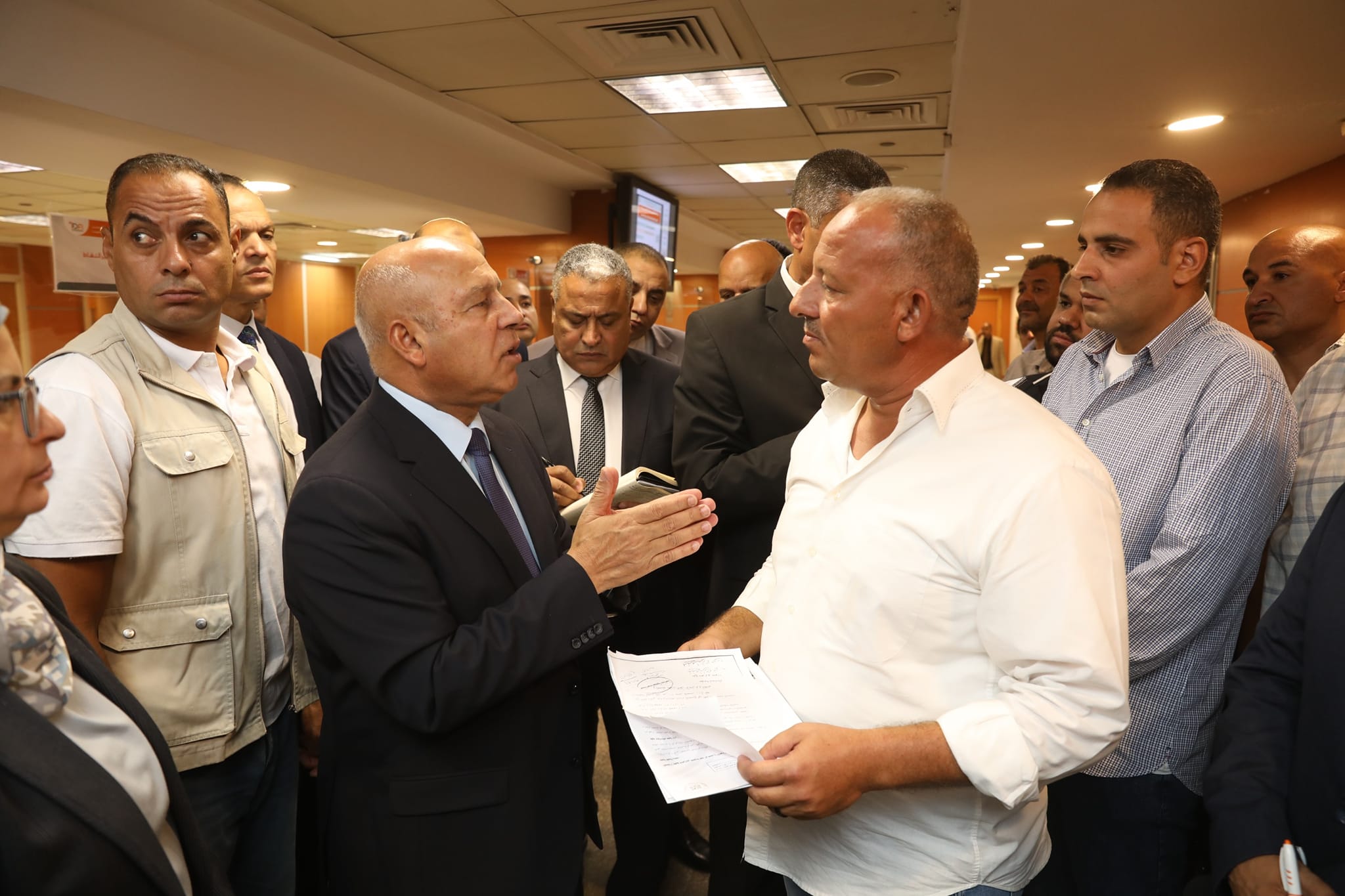 الوزير يشهد حصول عدد من المستثمرين على رخص التشغيل