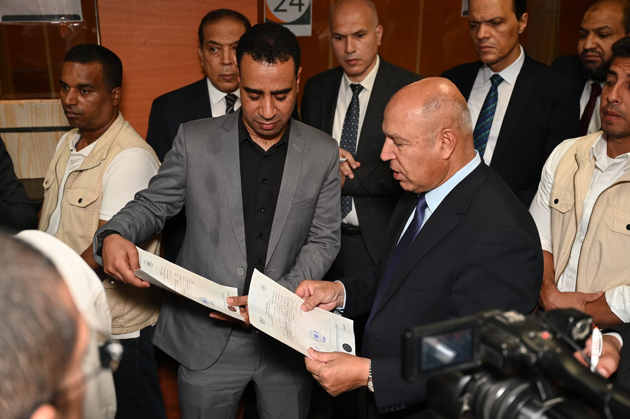 الوزير يشهد حصول عدد من المستثمرين على رخص التشغيل