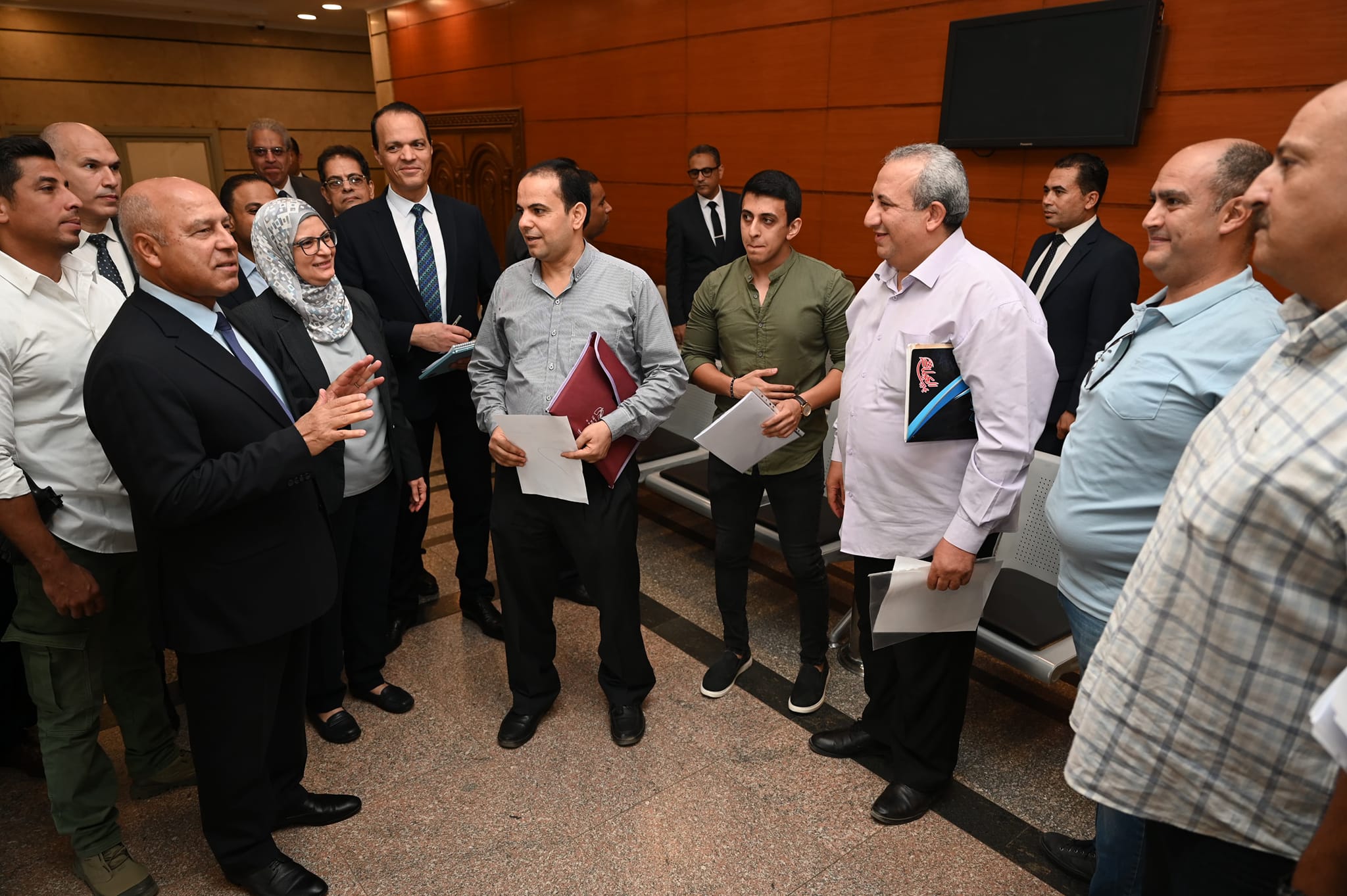 الوزير يشهد حصول عدد من المستثمرين على رخص التشغيل