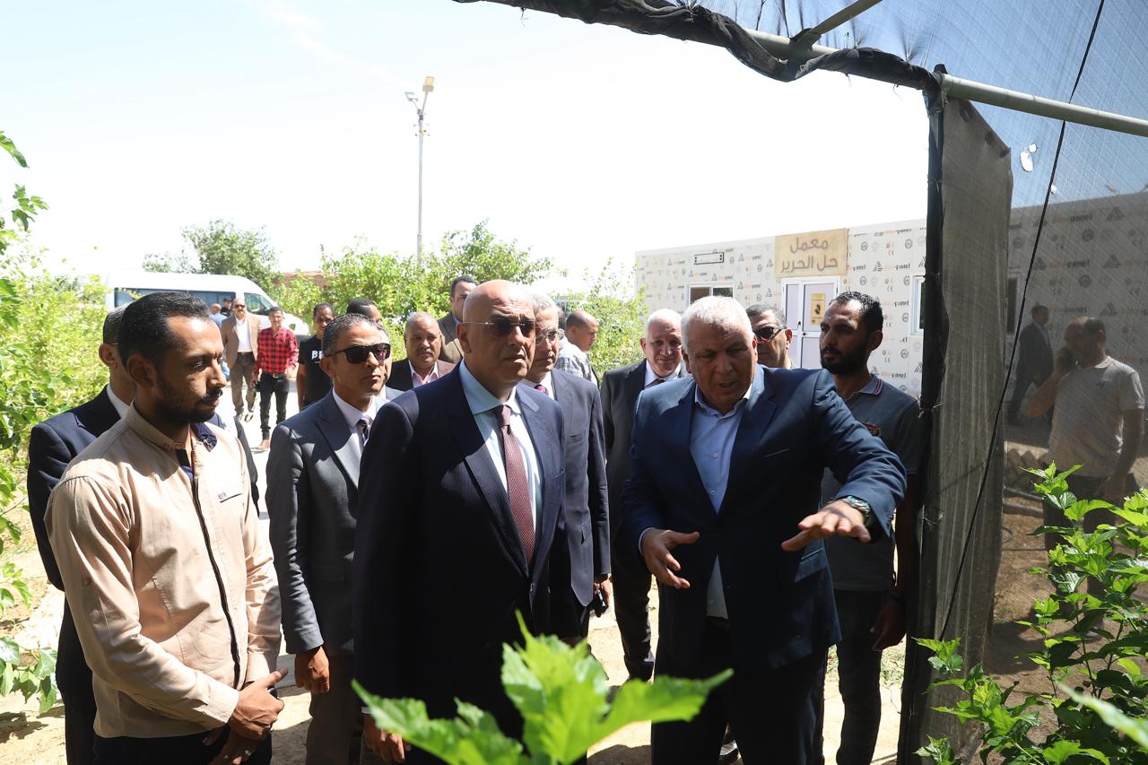 محافظ الوادي الجديد يستقل رئيس جهاز تنمية المشروعات